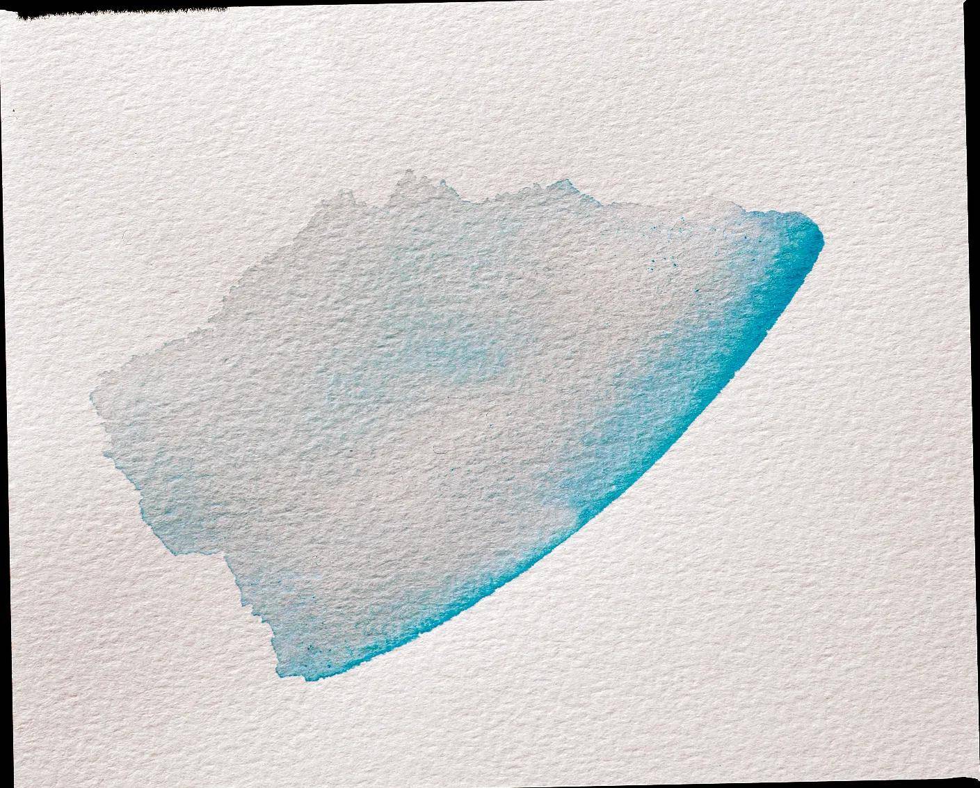 Ein hellblauer Aquarellpinselstrich auf strukturiertem weißem Papier, der eine abstrakte wellenförmige Form mit helleren und dunkleren Bereichen erzeugt.