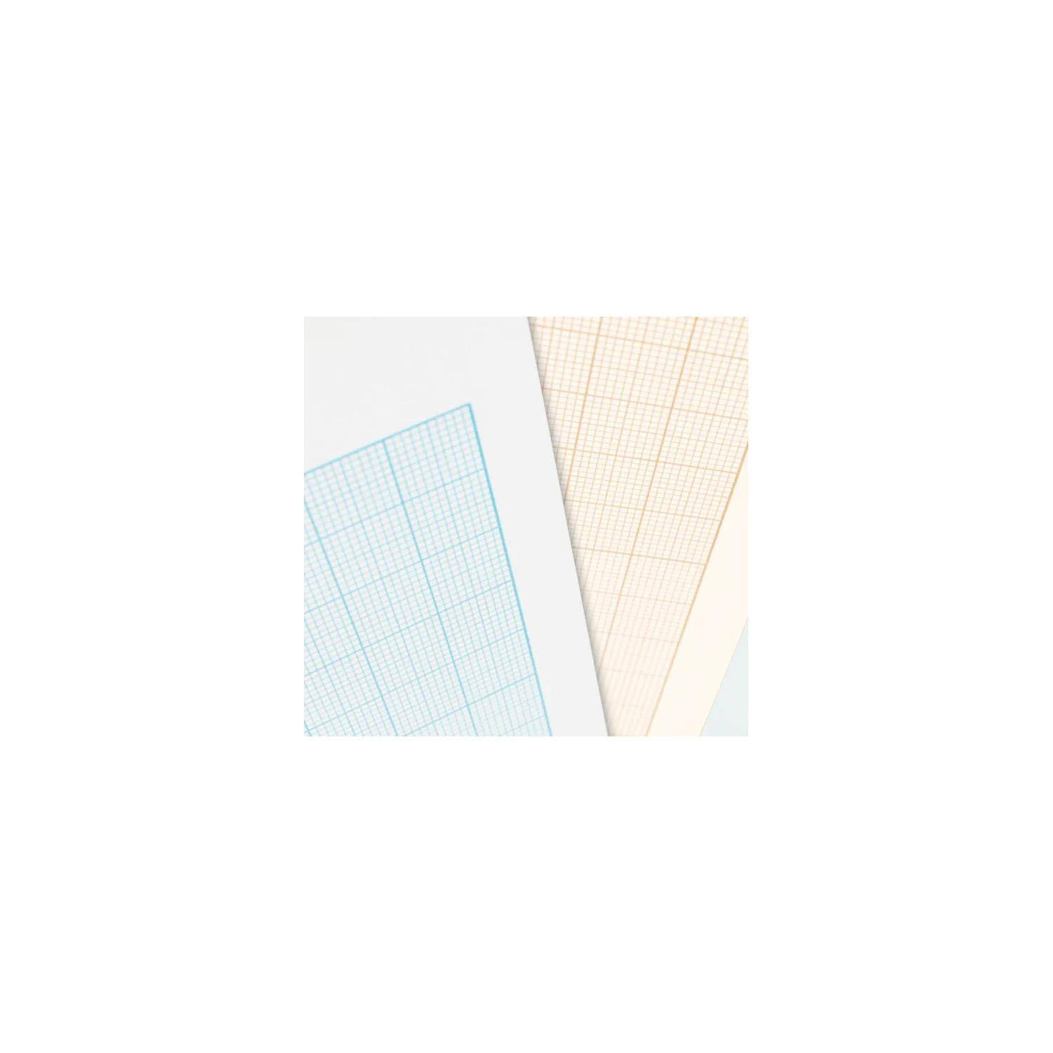 Nahaufnahme von überlappenden Millimeterpapierblättern in Blau und Beige auf weißem Hintergrund.