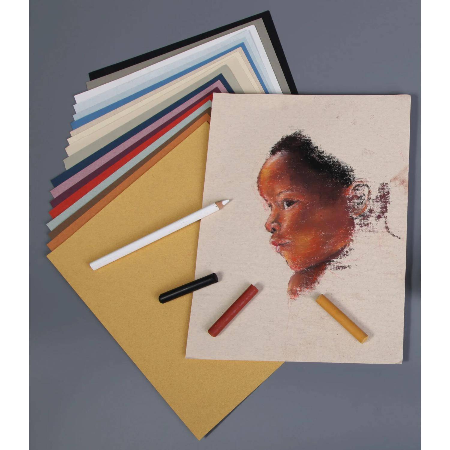 Pastellportrait-Skizze eines Kindes auf Papier, mit farbigen Zeichenstiften und einem Stapel gemischter Papierblätter darunter.