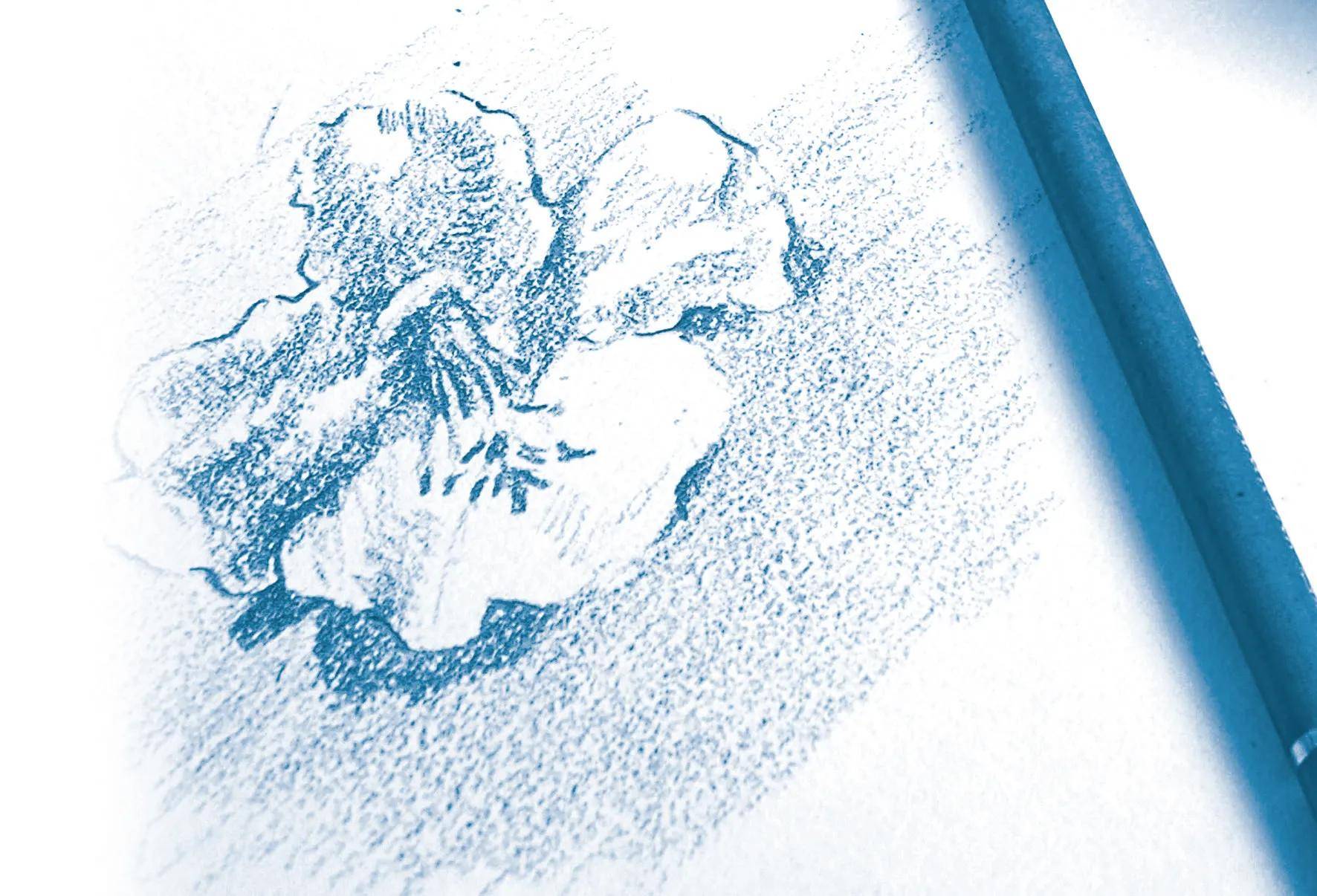 Blauе Bleistiftskizze einer Blume auf weißem Papier, mit einem blauen Bleistift, der diagonal an der rechten Kante liegt.