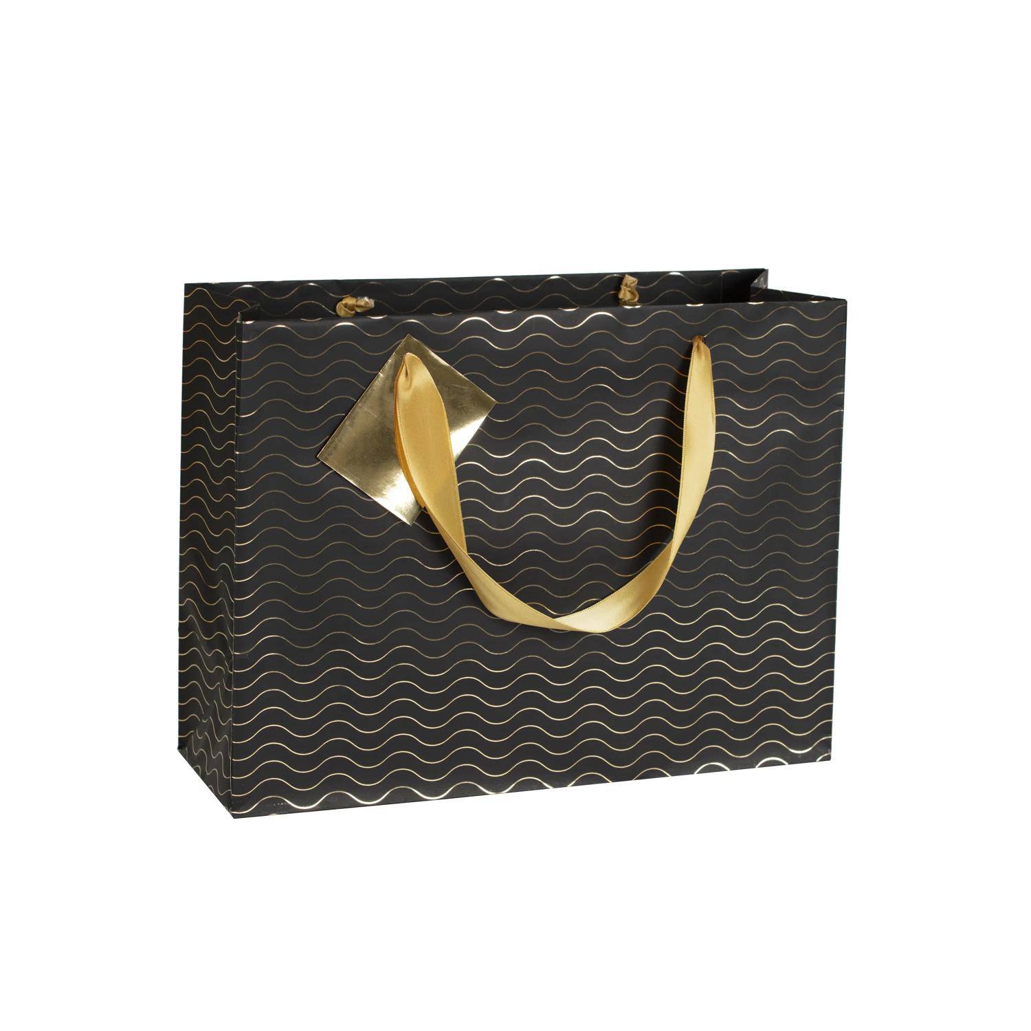 Schwarze Geschenktasche mit goldenem Wellenmuster und goldenen Bandgriffen auf weißem Hintergrund.
