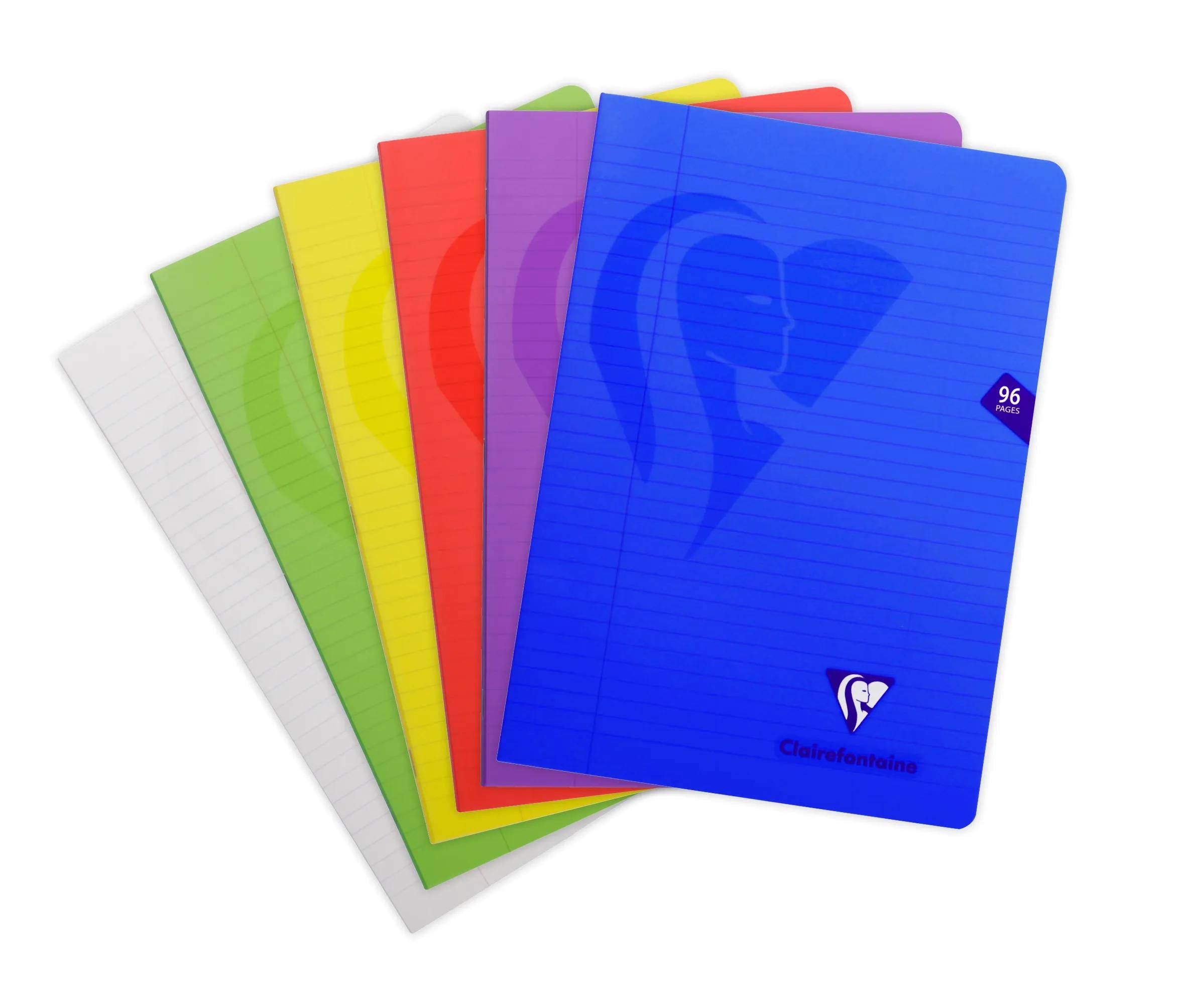 Stapel farbenfroher linierter Notizbücher mit einem blauen Clairefontaine-Notizbuch oben drauf, aufgefächert auf weißem Hintergrund dargestellt.