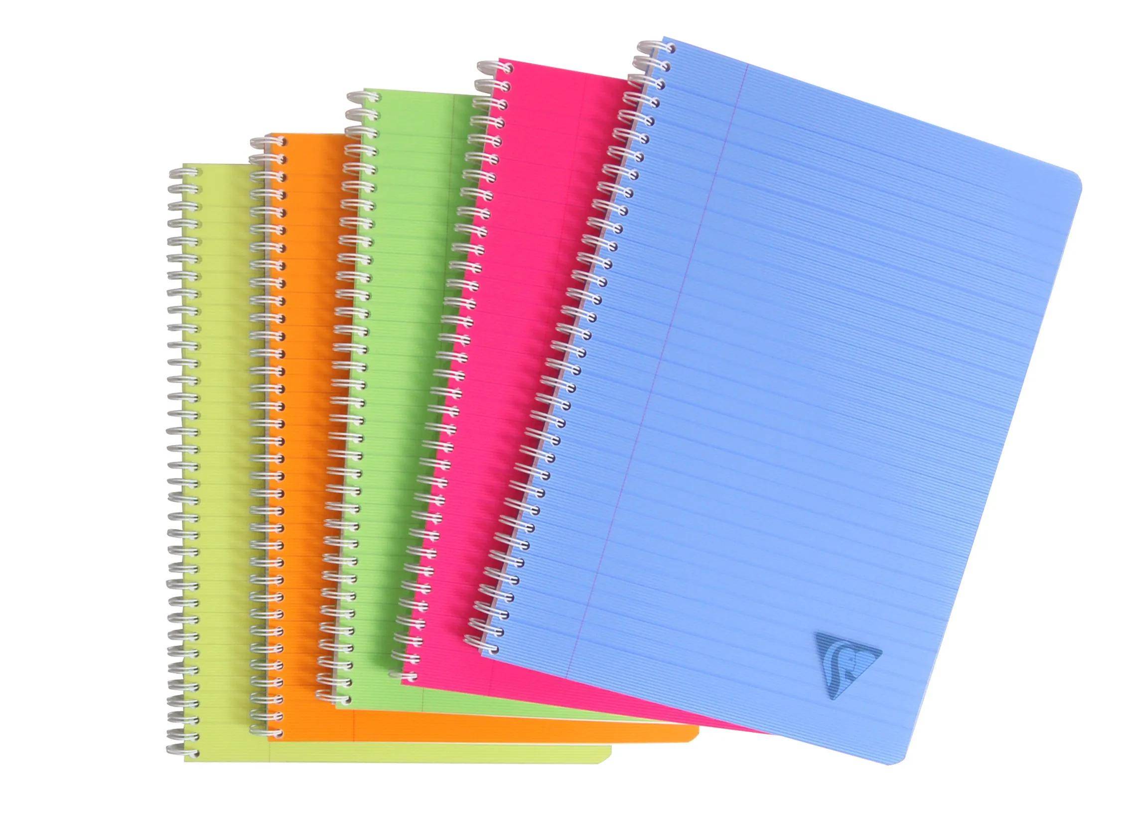Stapel von fünf spiralgebundenen Notizbüchern in Limettengrün, Orange, Grün, Rosa und Blau auf weißem Hintergrund.