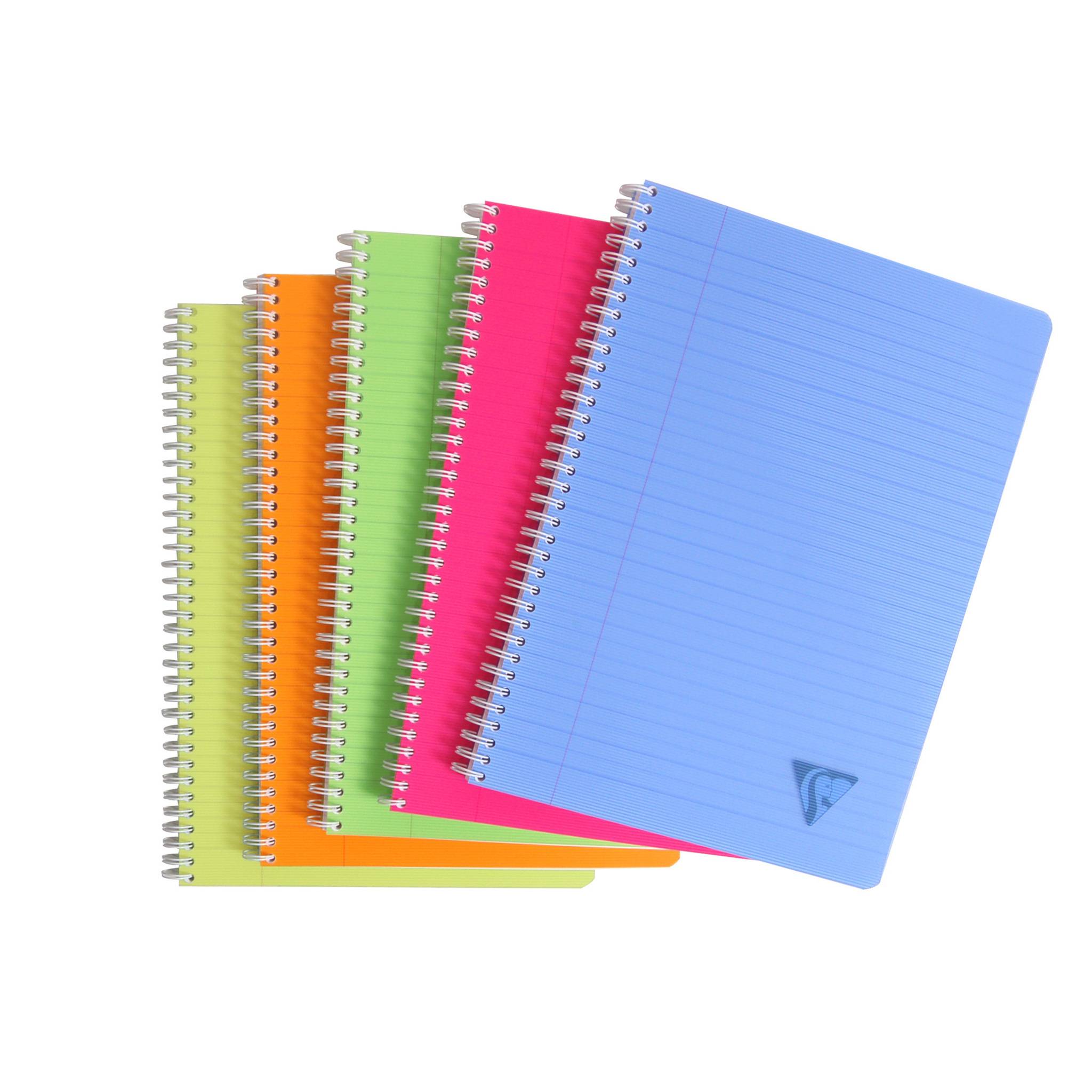 Fünf bunte Spiralhefte, die auf weißem Hintergrund aufgefächert sind, mit blauen, rosa, grünen, orange und gelben Umschlägen.
