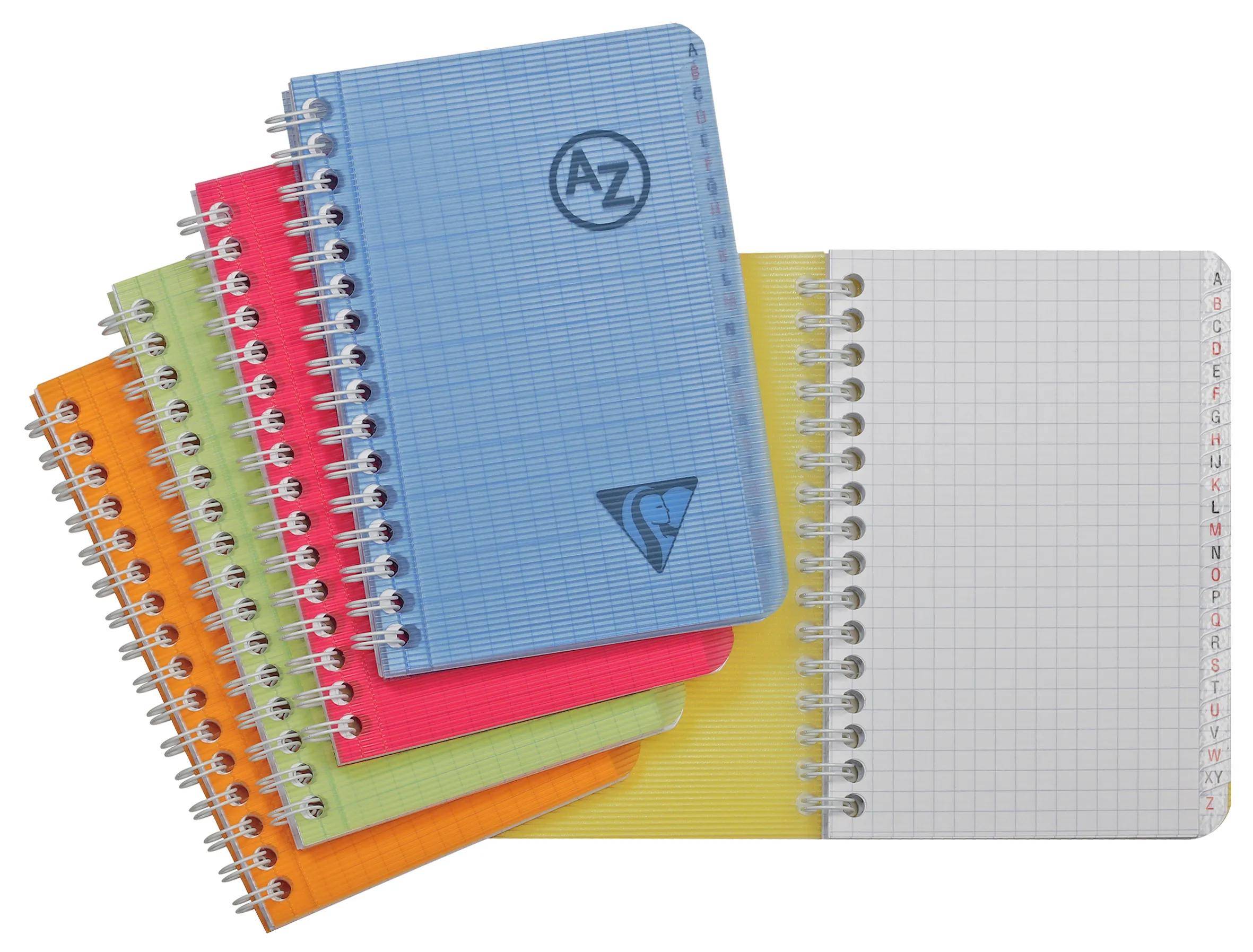 Stapel von bunten Spiralnotizbüchern mit Gitterdeckeln, plus ein offenes Notizbuch auf der rechten Seite.
