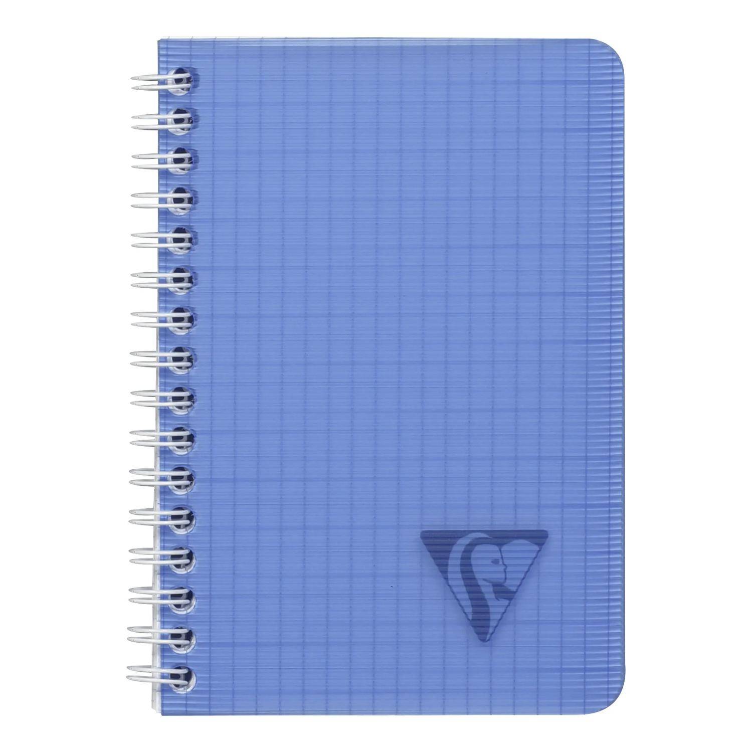 Blaues spiralgebundenes Notizbuch mit einem Gittermuster-Umschlag und kleinem Logo in der unteren rechten Ecke.