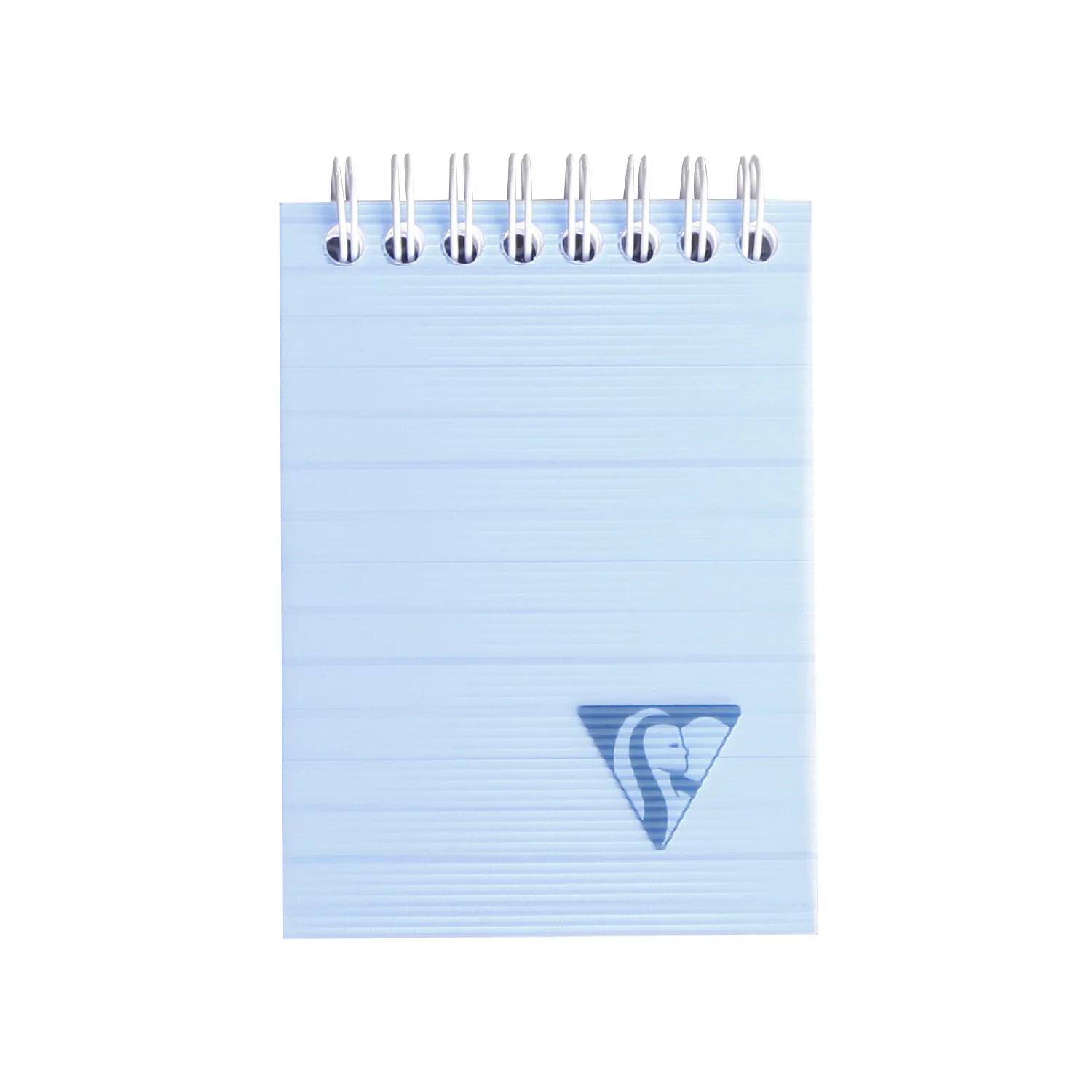 Blaues spiralgebundenes Notizbuch mit leerem liniertem Umschlag und kleinem dreieckigem Logo in der Nähe des unteren Randes