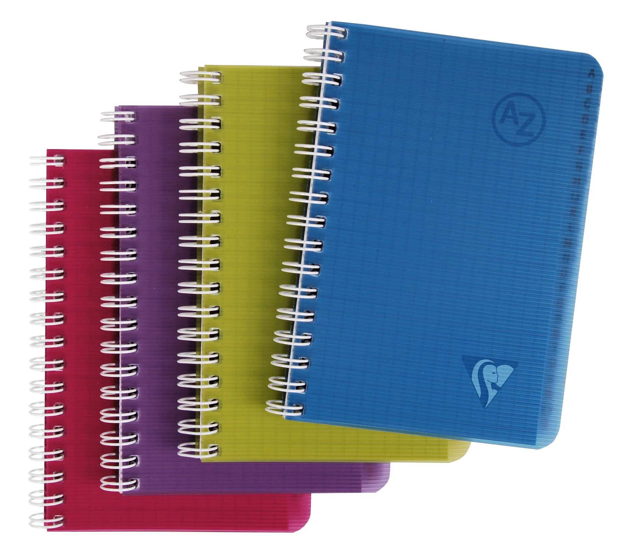 Vier bunte spiralgebundene Notizbücher gestapelt und übereinander liegend auf weißem Hintergrund.