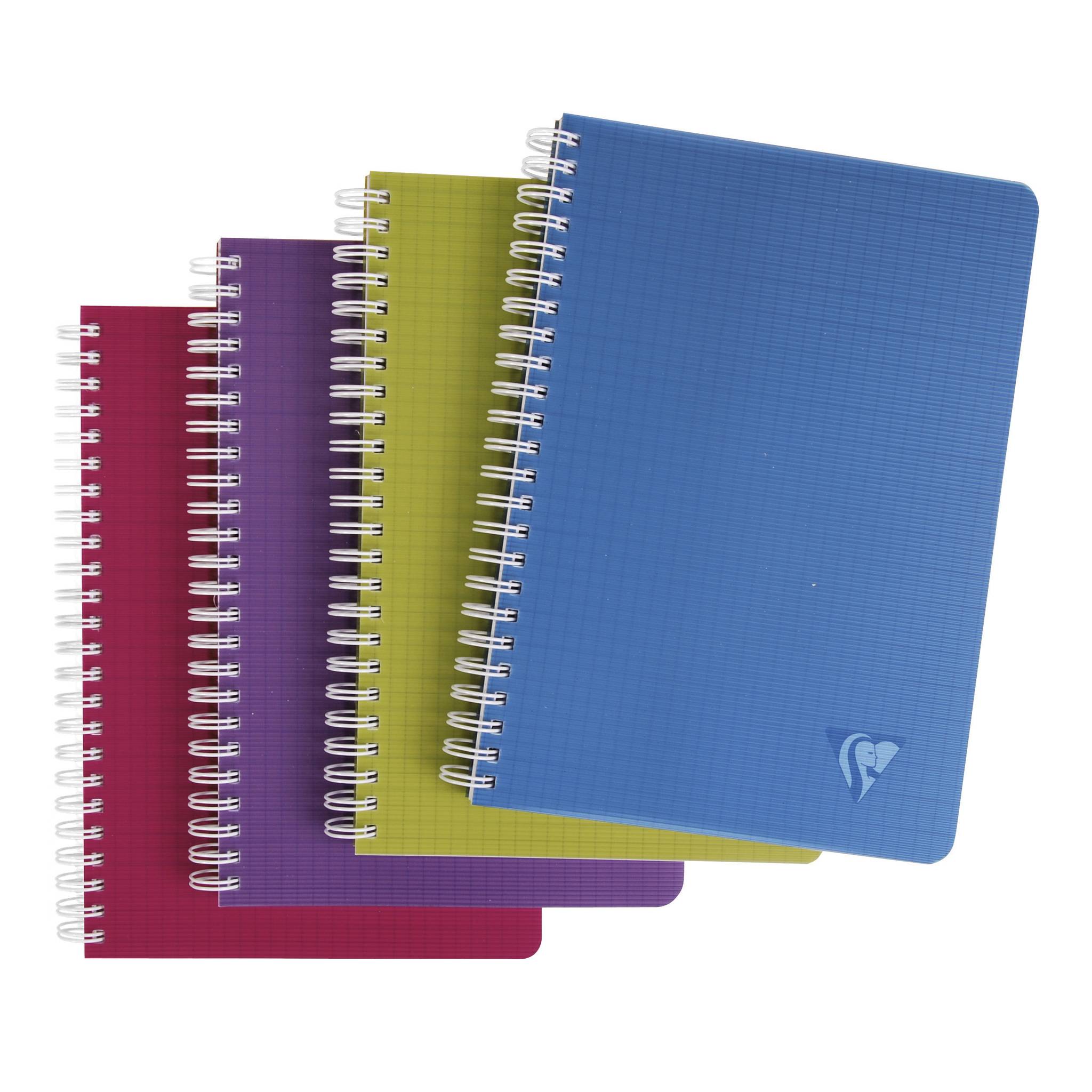 Stapel von vier spiralgebundenen Notizbüchern in Rosa, Violett, Grün und Blau auf weißem Hintergrund.