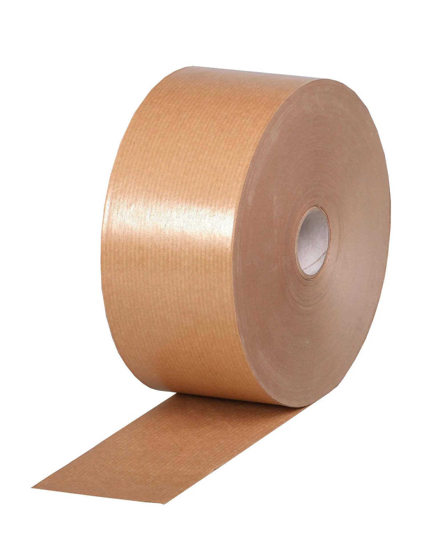 Eine große Rolle braunes Packband, teilweise abgerollt, zeigt eine glatte, glänzende Oberfläche.