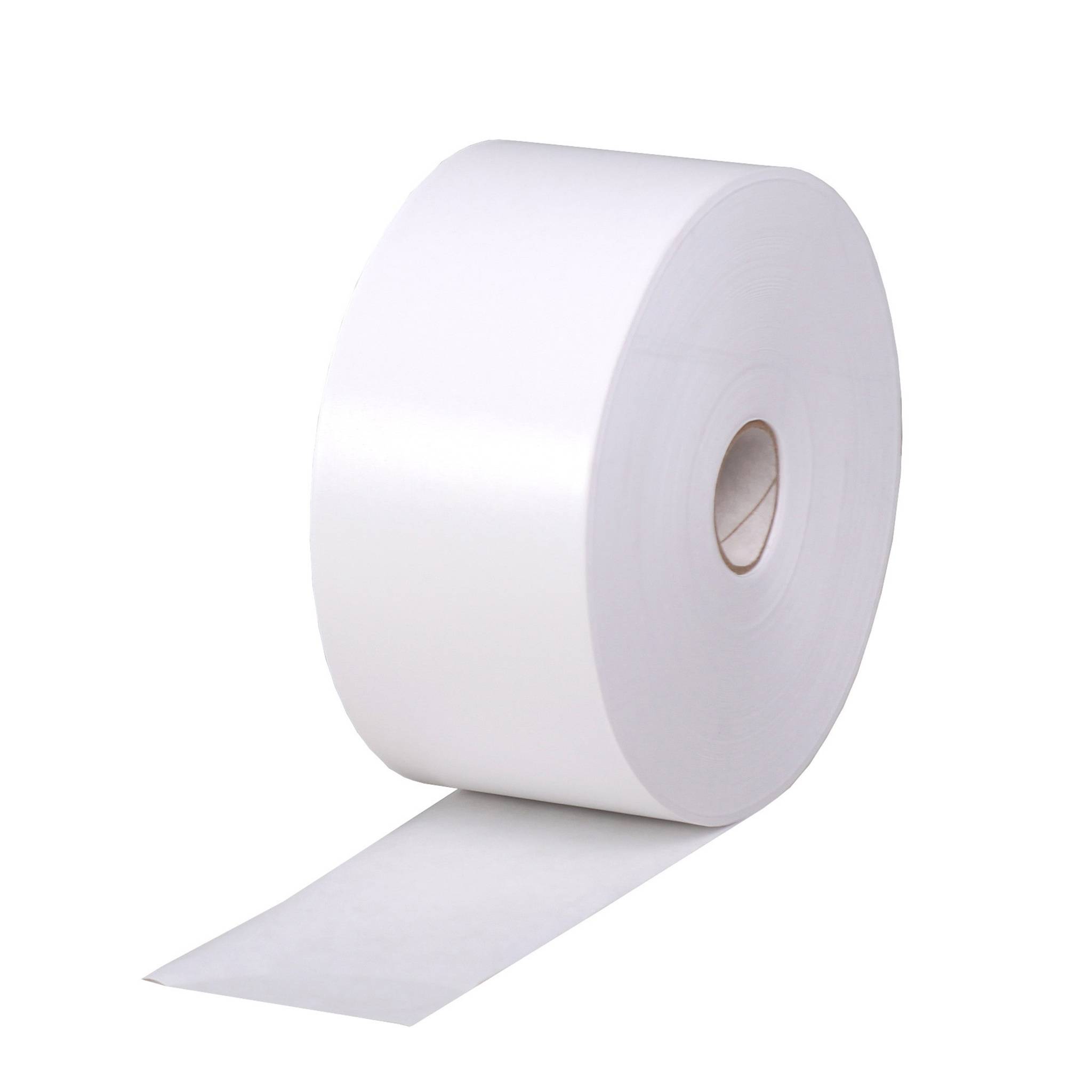 Große weiße Rolle mit leeren Klebeetiketten oder Papier auf einfachem weißem Hintergrund, mit einem abgerollten Streifen.
