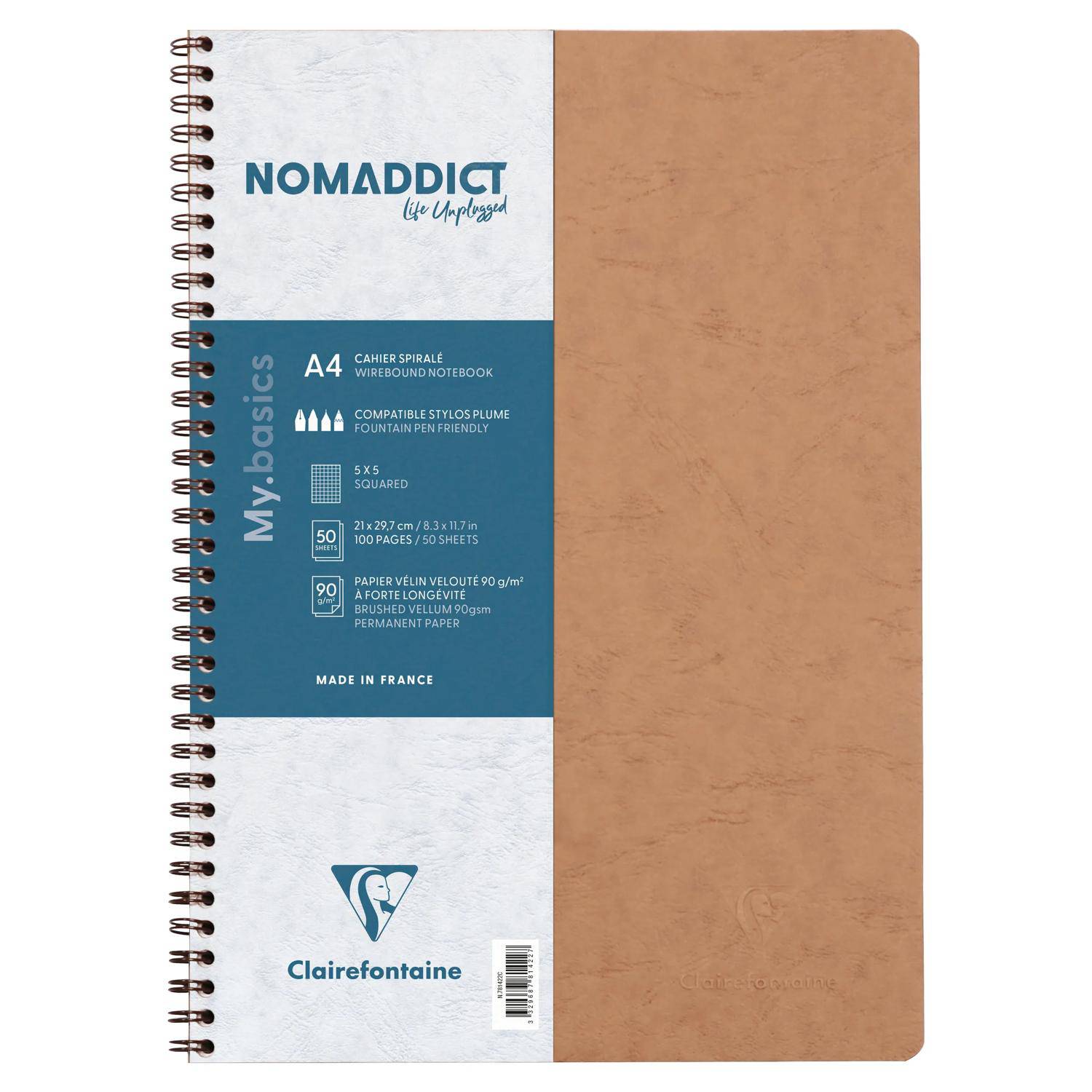 Braunes spiralgebundenes A4-Notizbuch mit Kraftpapier-Umschlag und weißem Frontetikett mit der Aufschrift „NOMADDICT von Clairefontaine
