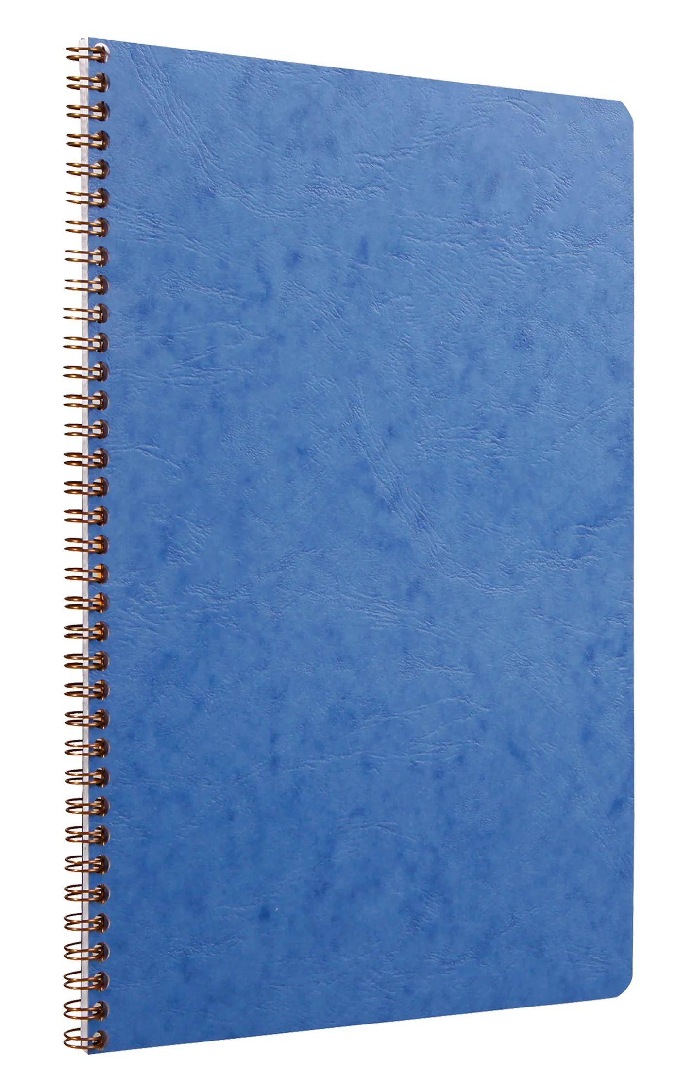 Blaues Notizbuch mit Spiralbindung und strukturiertem Umschlag auf weißem Hintergrund.