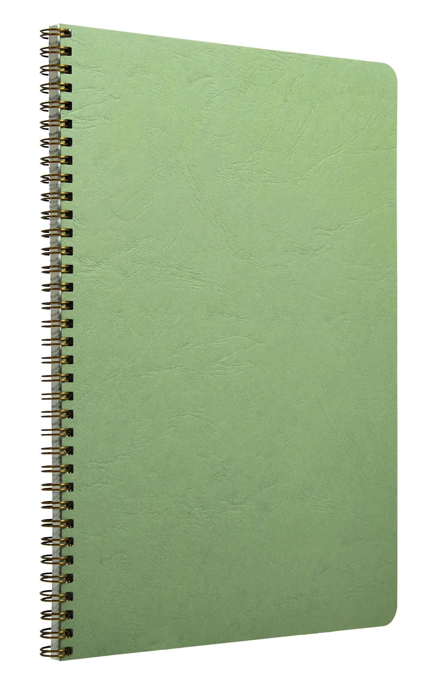 Grünes spiralgebundenes Notizbuch mit einfachem Umschlag, geschlossen auf weißem Hintergrund dargestellt.