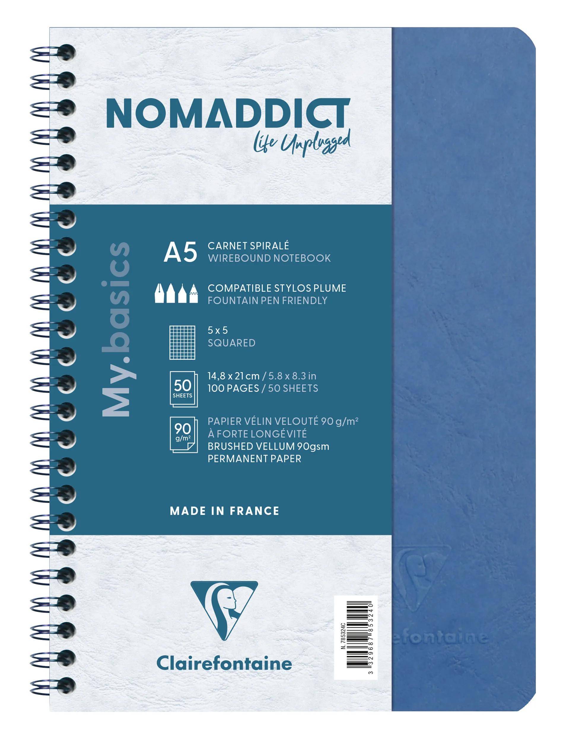 Umschlag eines Clairefontaine Nomadict A5 Spiralnotizbuches mit blauem Band, das Produktdetails wie 100 Seiten, 5x5 kariertes Papier und Made in France zeigt.