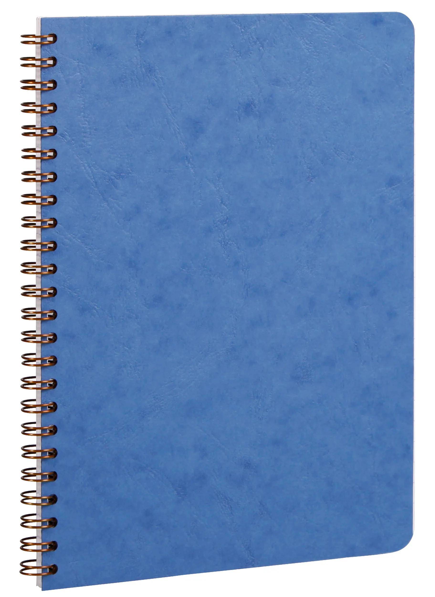 Blaues Spiralbindungs-Notizbuch mit leerem Umschlag auf weißem Hintergrund.