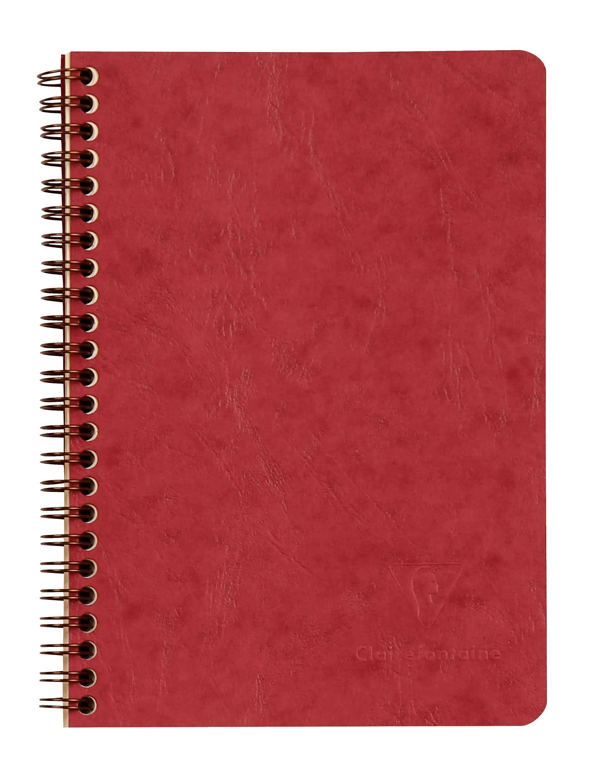 Rotes spiralgebundenes Notizbuch mit schlicht gestaltetem Umschlag auf weißem Hintergrund.