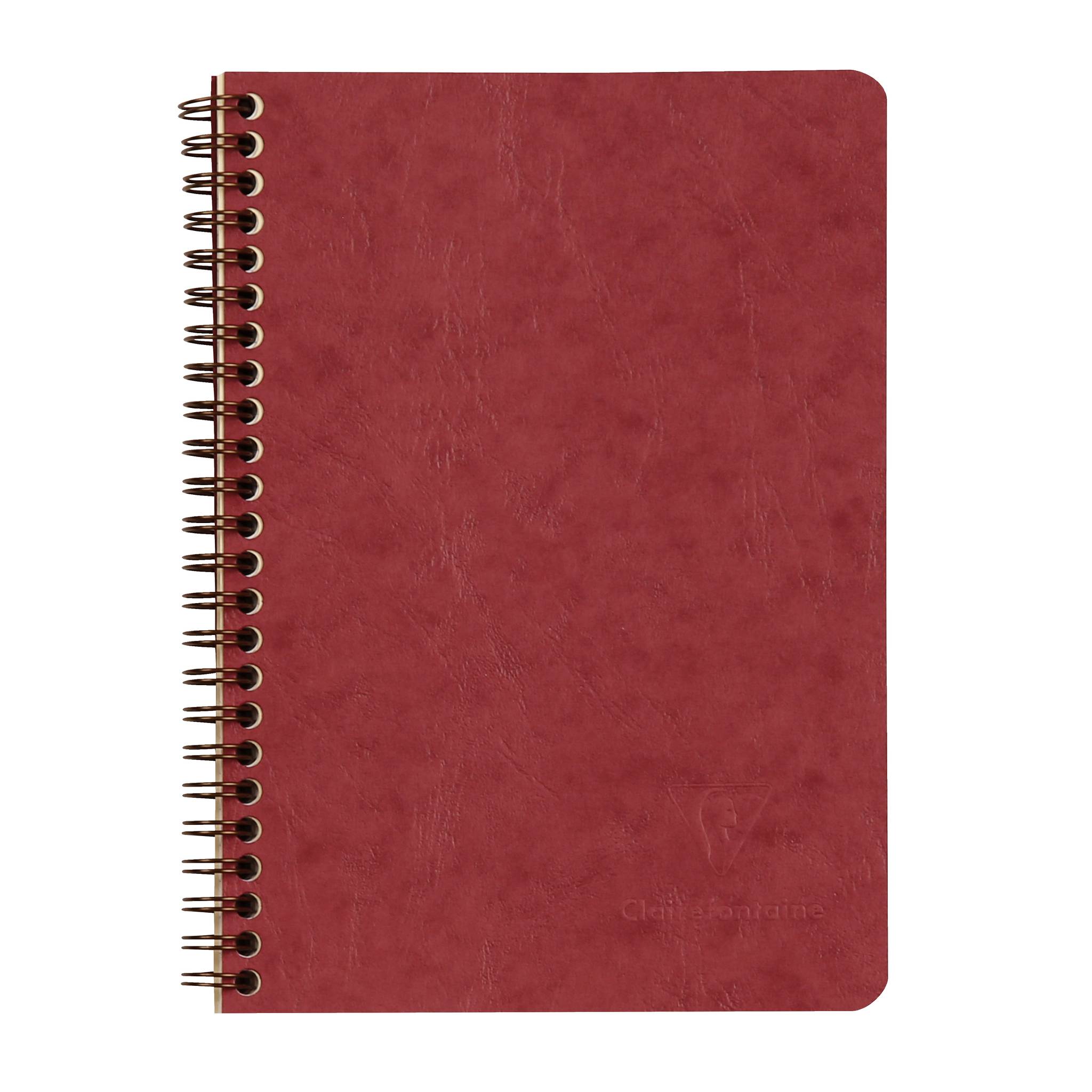 Rotes spiralgebundenes Notizbuch mit leerem Einband auf weißem Hintergrund.
