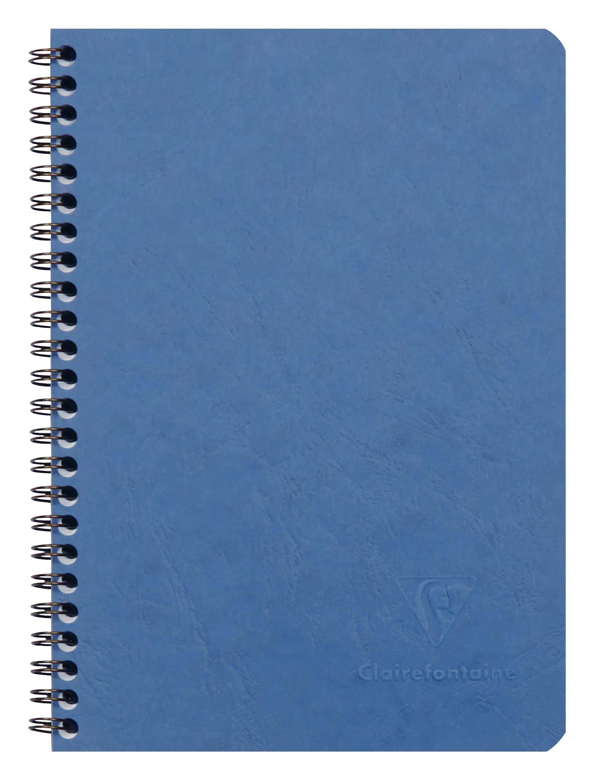Blaukariertes spiralgebundenes Notizbuch mit leerem Umschlag und abgerundeten Ecken, von vorne gezeigt.