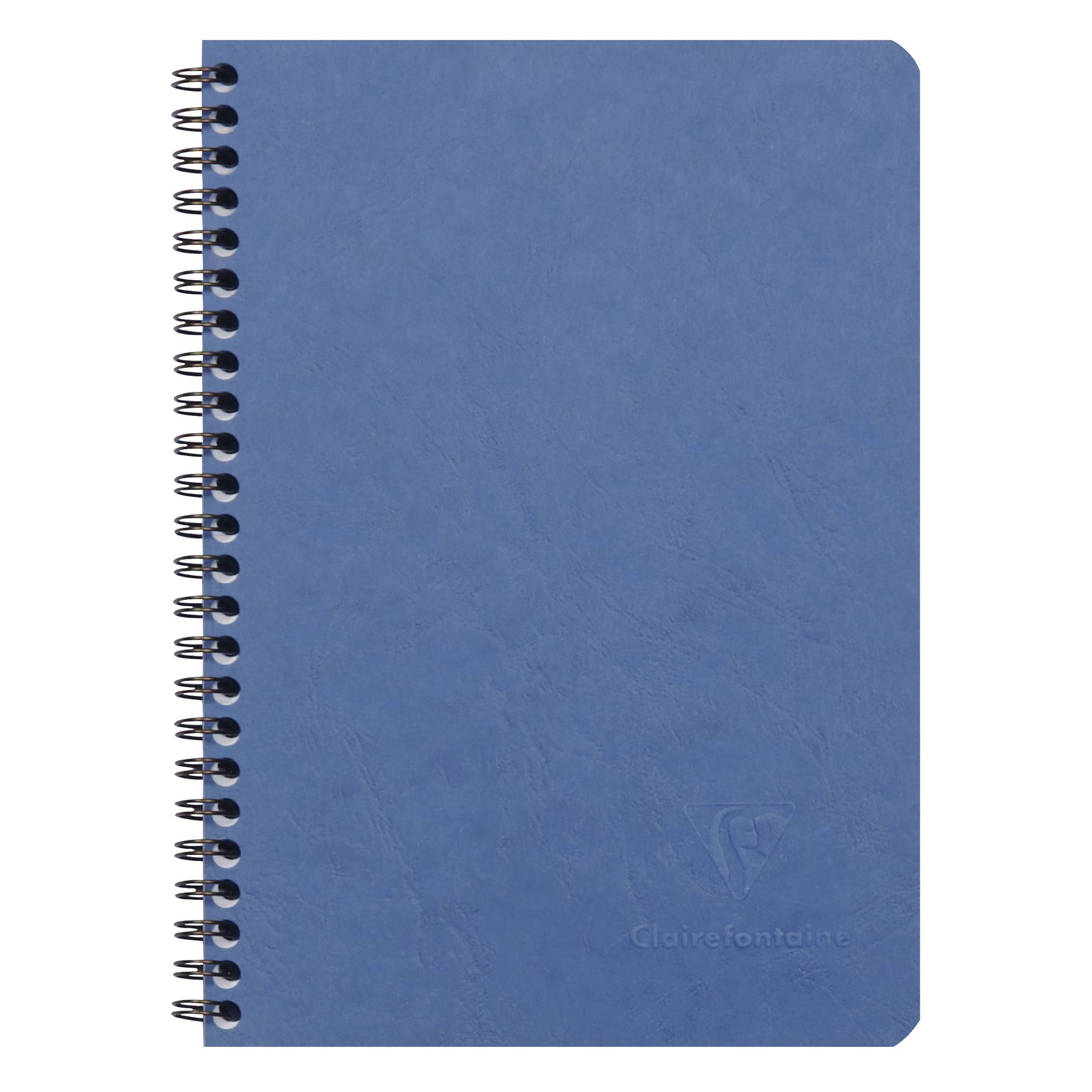 Blaukariertes spiralgebundenes Notizbuch mit einfachem Umschlag und abgerundeten Ecken, geschlossen vor weißem Hintergrund dargestellt.