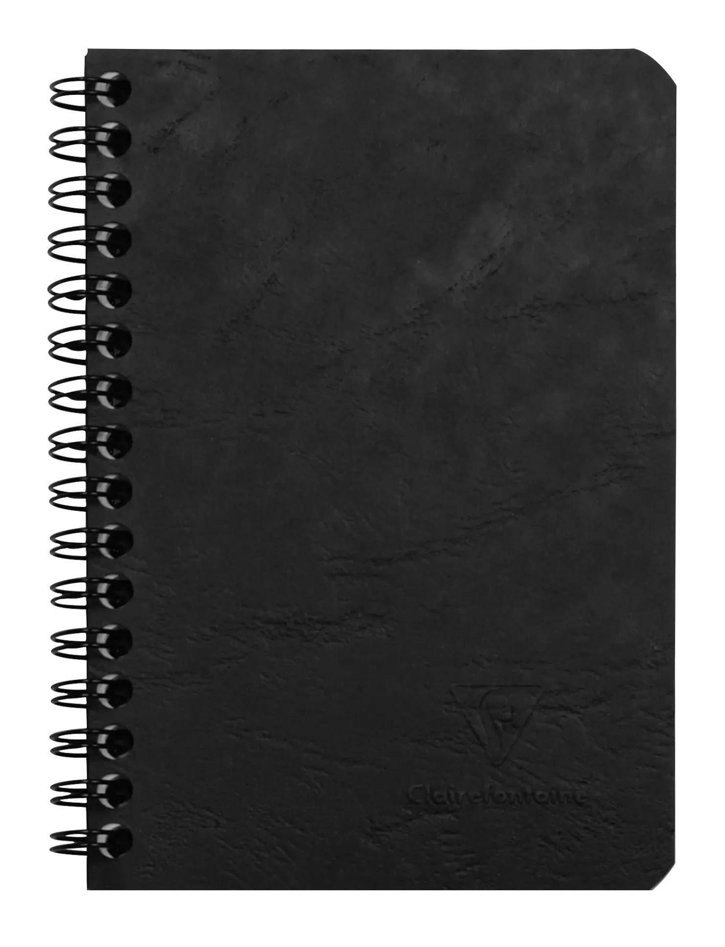 Schwarzes spiralgebundenes Notizbuch mit einfachem Umschlag und abgerundeten Ecken, geschlossen auf weißem Hintergrund abgebildet.