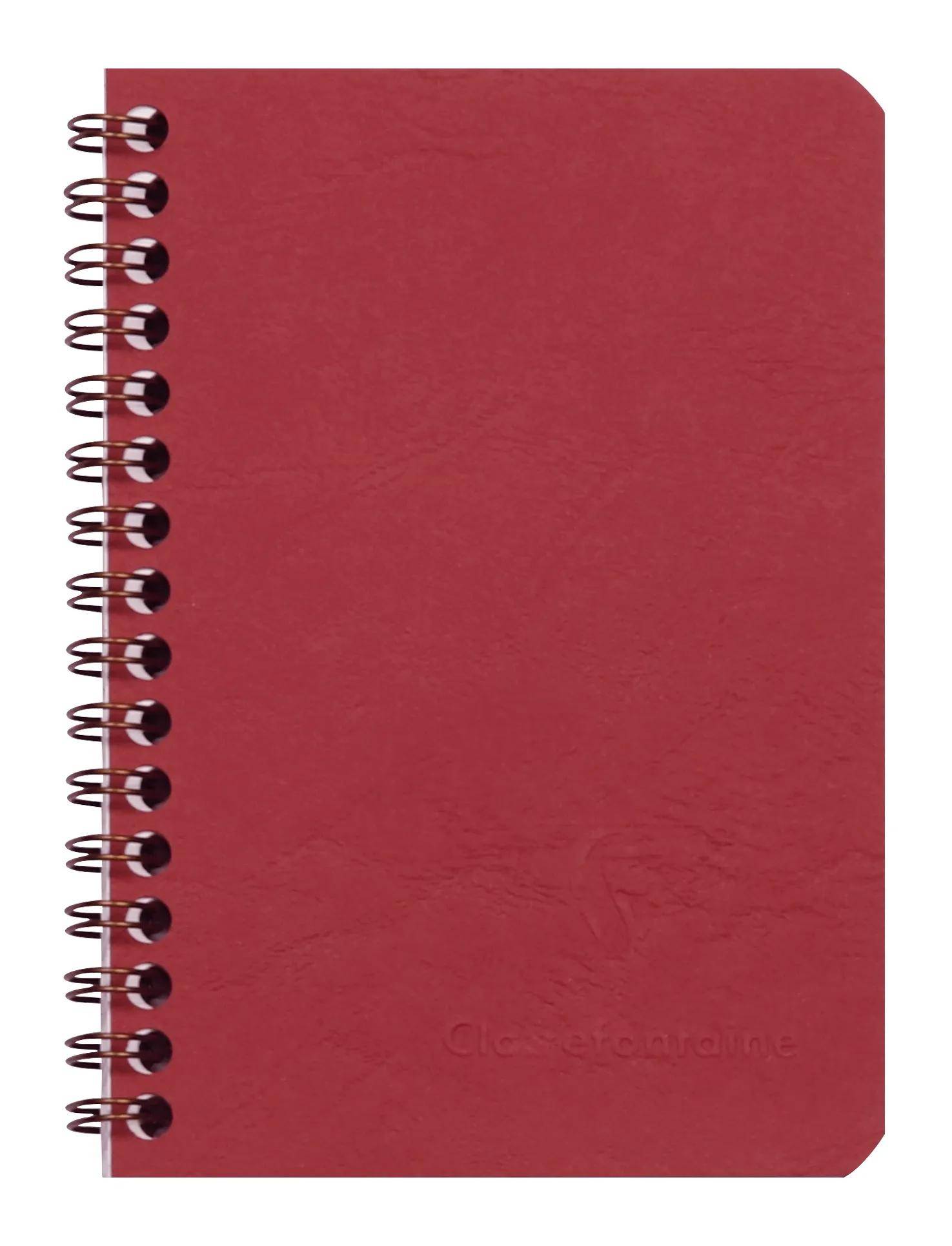 Ein rotes spiralgebundenes Notizbuch mit leerem Einband auf weißem Hintergrund.