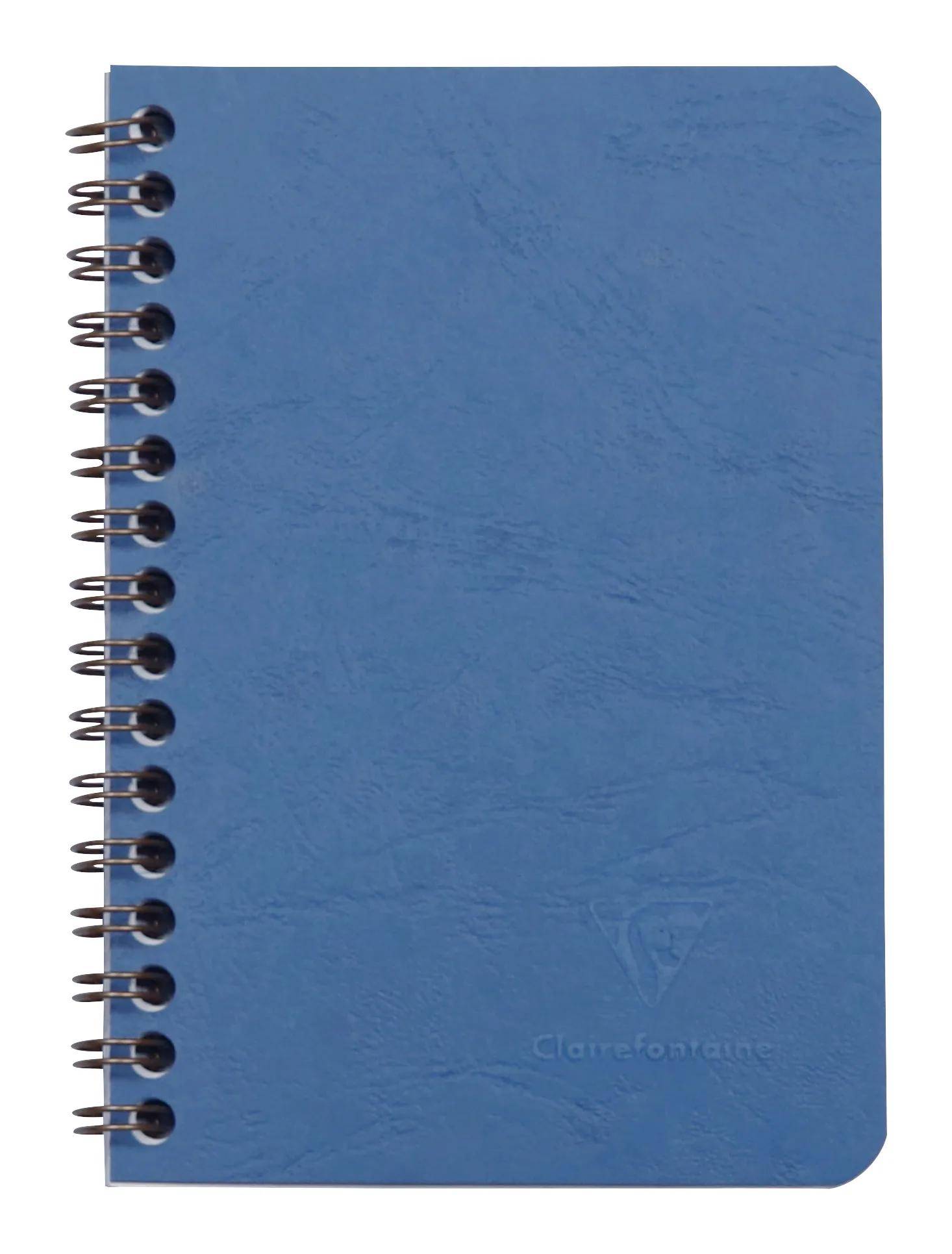 Blaues Spiralbindungs-Notizbuch mit schllichtem Umschlag und abgerundeten Ecken, geschlossen auf weißem Hintergrund dargestellt.