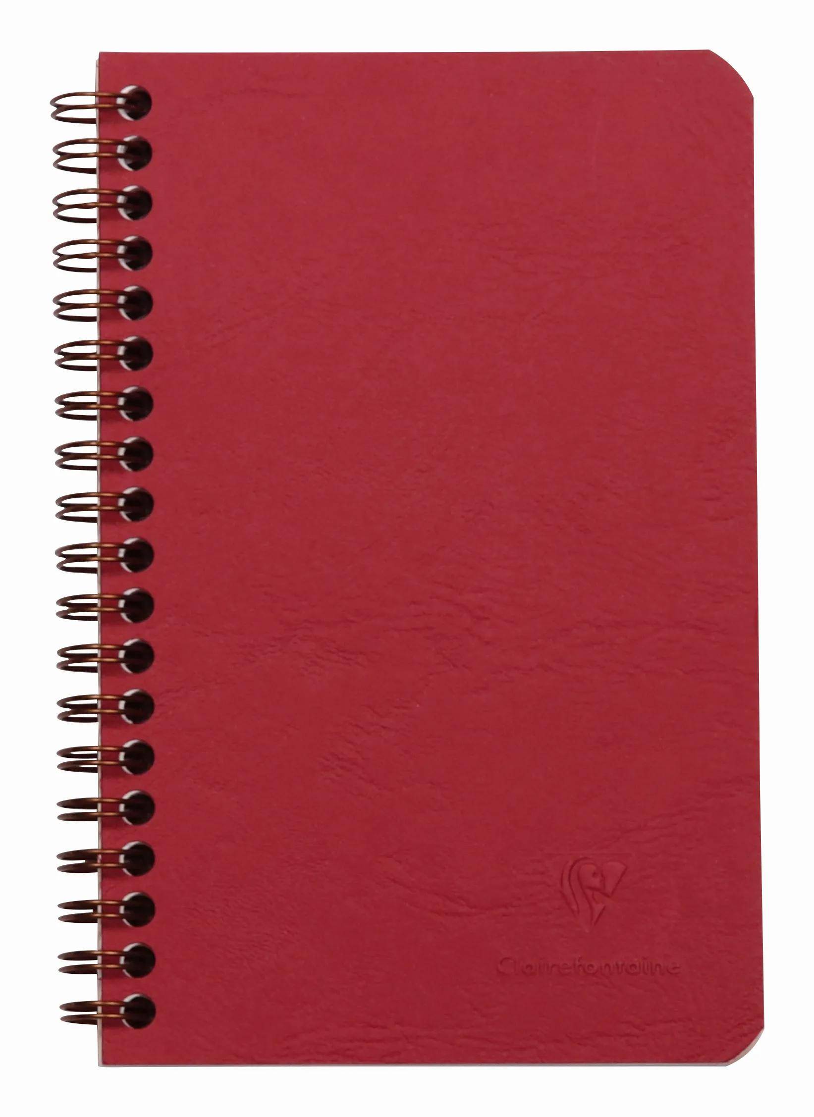 Rotes spiralgebundenes Notizbuch mit einfachem Umschlag und abgerundeten Ecken, geschlossen vor weißem Hintergrund dargestellt.