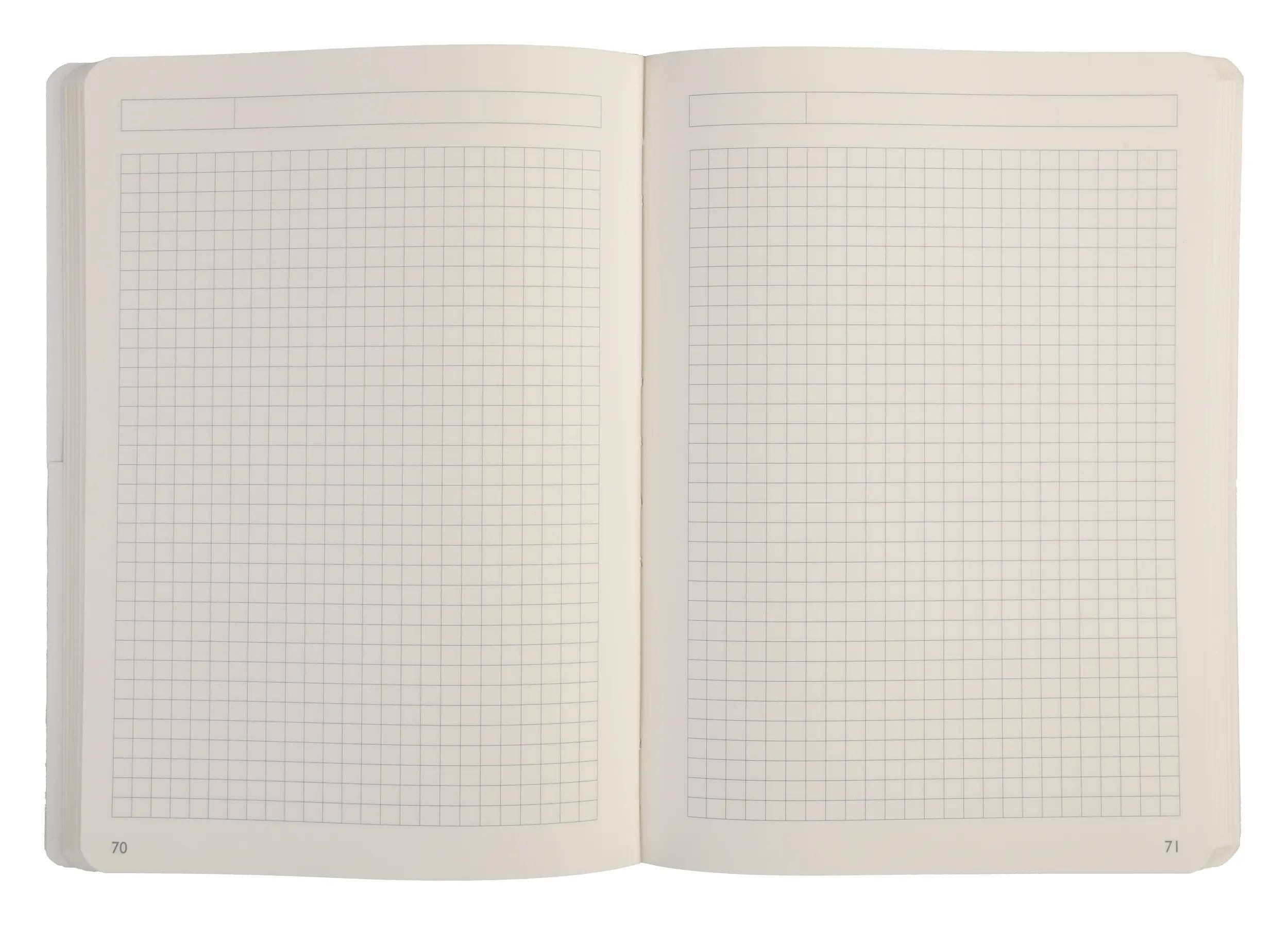 Offene Seite eines leeren Millimeterpapier-Notizbuches mit zwei leeren karierten Seiten und den Seitenzahlen 70 und 71.