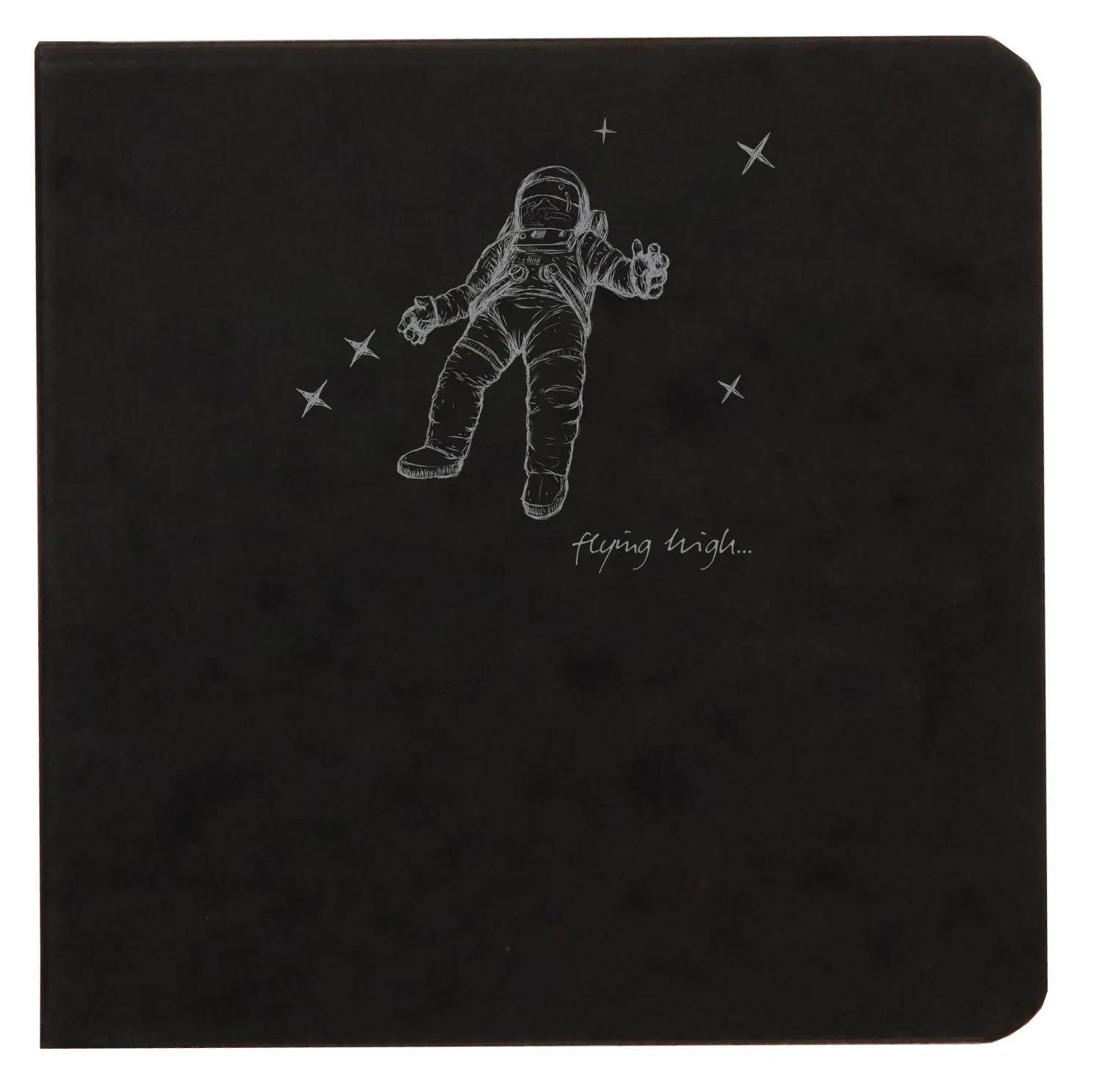 Schwarzes Notizbuch oder Ordnerabdeckung mit einer weißen Strichzeichnung eines Astronauten, der zwischen Sternen schwebt, und den Worten „flying high...