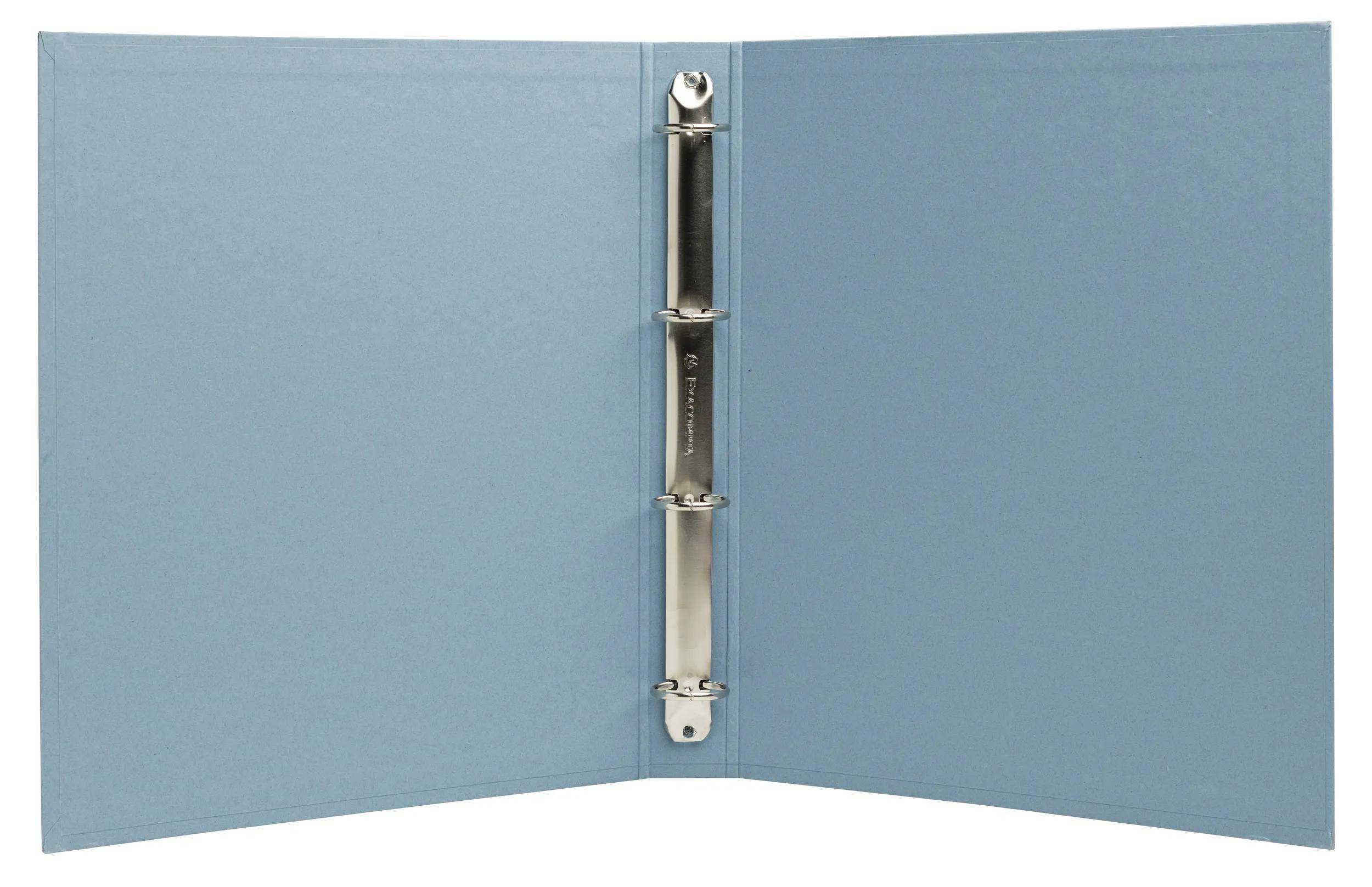Ein offener blauer Ordner mit einer Dreiringbindung, leer ohne Seiten, vor einem schlichten Hintergrund.