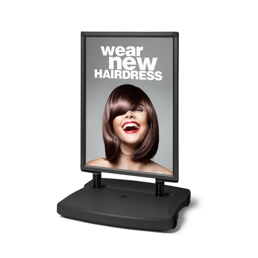 Showdown Displays Windtalker® City (Schwarz). Kundenstopper 70x100 wetterfest (mit wetterfester Postertasche)