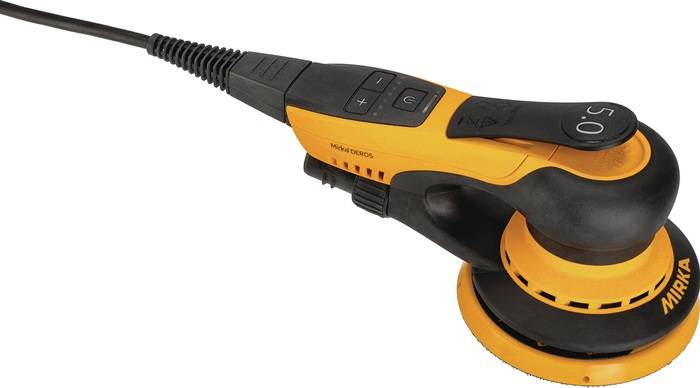 Gelb-schwarzer tragbarer elektrischer Elektroschliff mit angeschlossenem Stromkabel auf weißem Hintergrund.