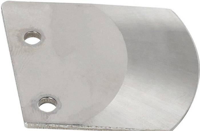 Gebogenes Metallblatt mit zwei Befestigungslöchern, in Nahaufnahme auf weißem Hintergrund dargestellt.