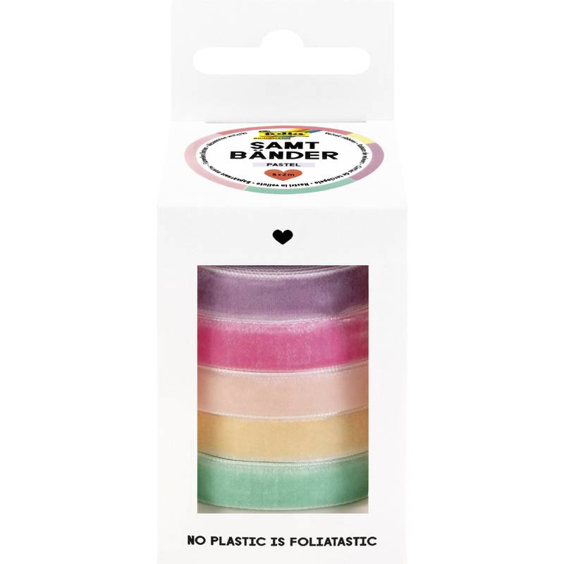 Das Bild zeigt eine Schachtel mit pastellfarbenen Samtbändern, die vertikal gestapelt sind, mit einer Aufschrift 