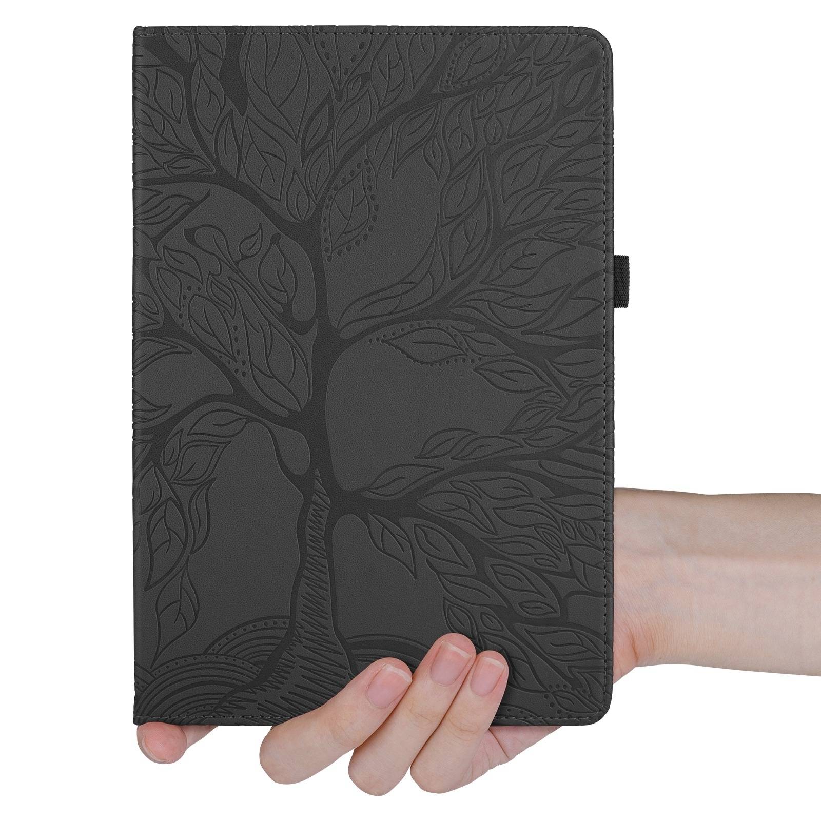 Schwarzes strukturiertes Notizbuch- oder Tablet-Cover mit einem geprägten Baumdesign, aufrecht in einer Hand gegen einen weißen Hintergrund gehalten.