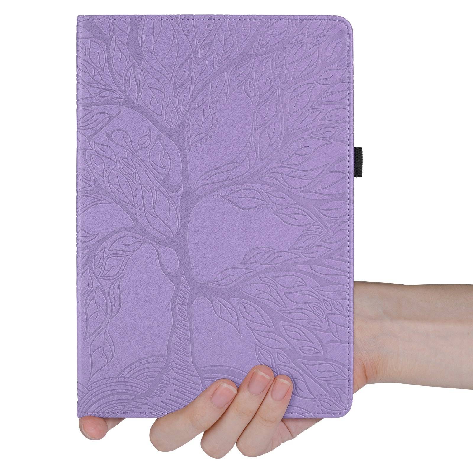 Notizbuch oder Tablet-Abdeckung mit violetter Textur und geprägtem Baumdesign, in einer Hand gehalten.