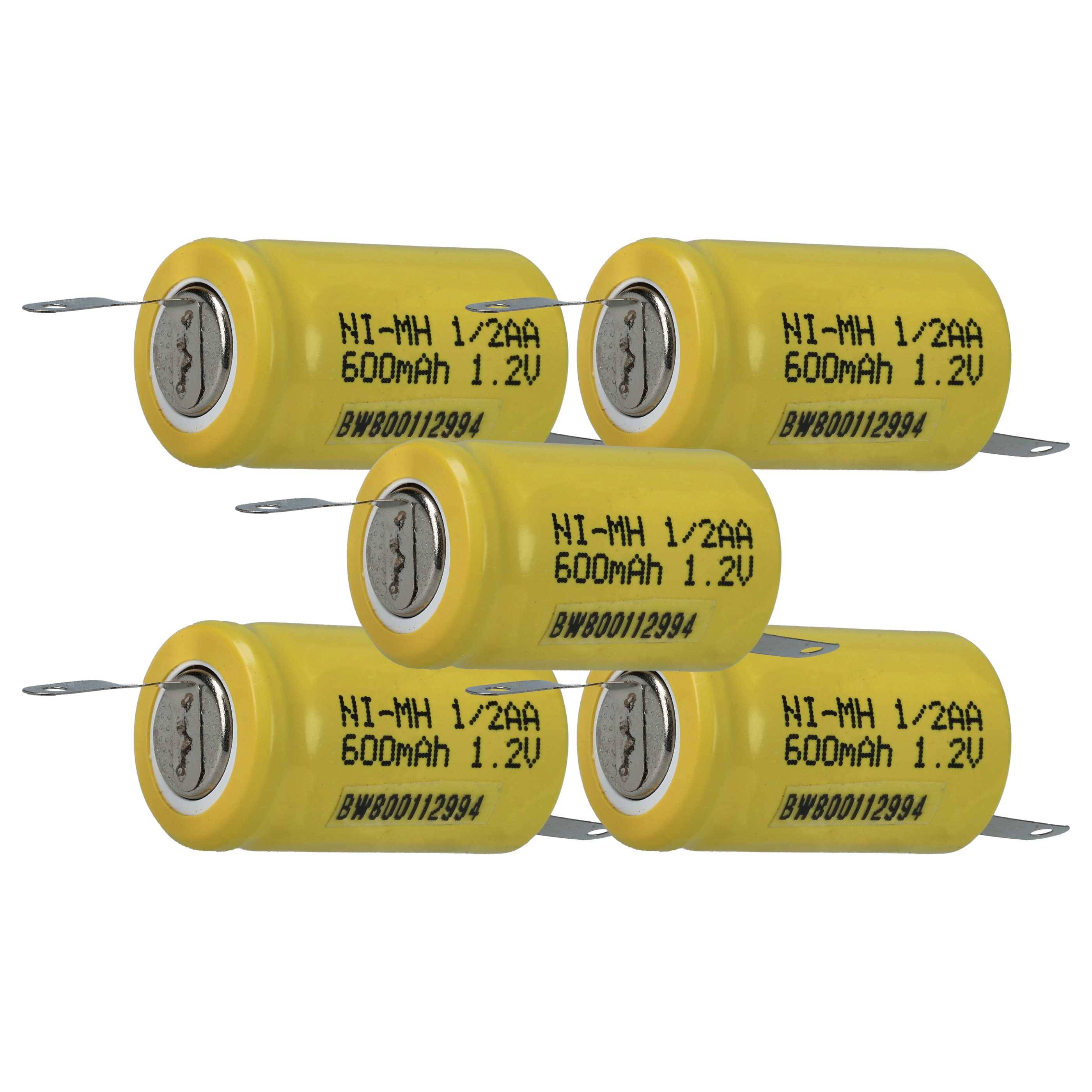 Fünf gelbe Ni-MH 1/2AA 600mAh 1,2V wiederaufladbare Batterien in gestaffelter Anordnung auf weißem Hintergrund.