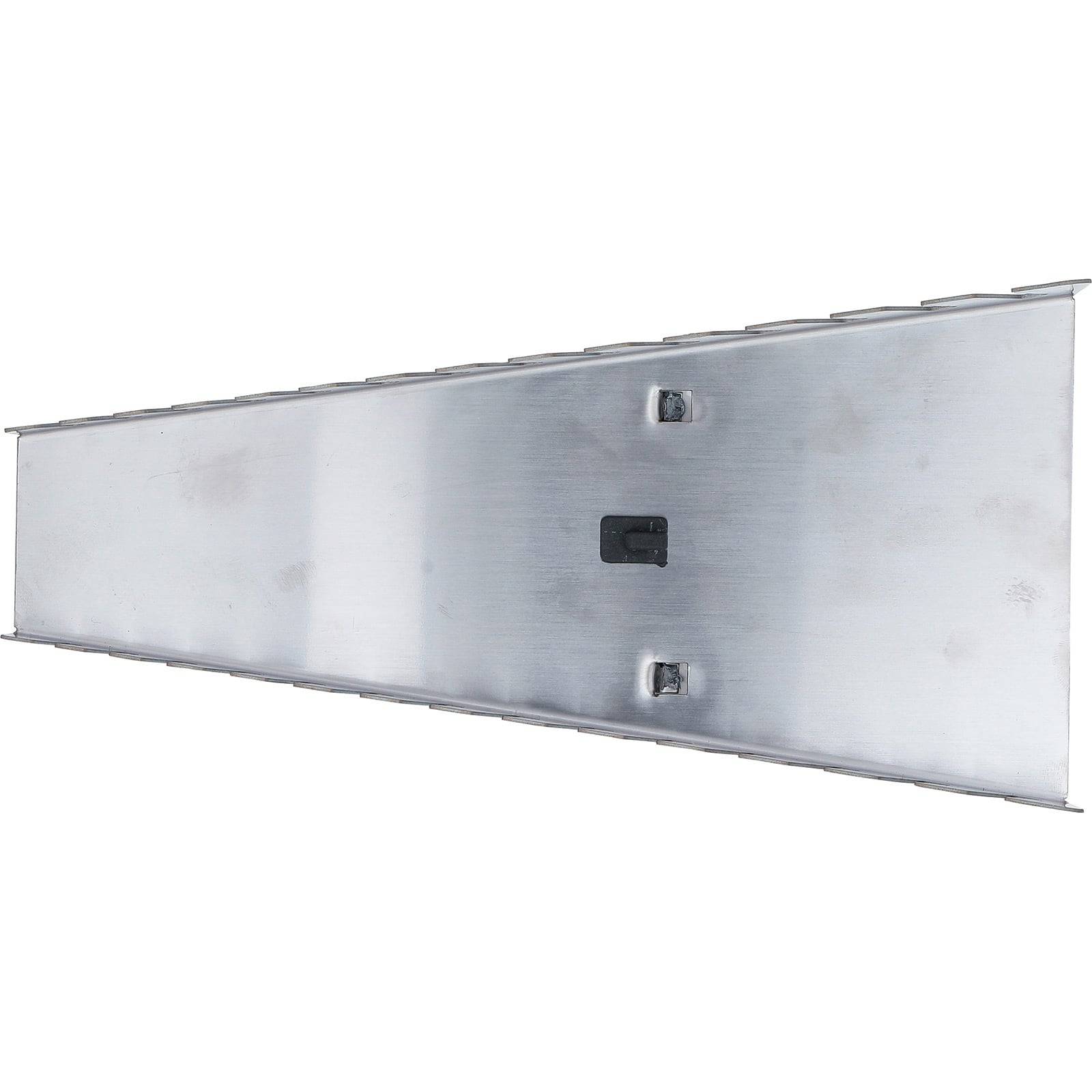 Eine große, flache, dreieckige Metallplatte mit einem kleinen rechteckigen Anhang in der Mitte, die in einem Winkel vor einem weißen Hintergrund angeordnet ist.