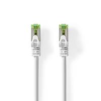 Zwei Ethernet-Kabel mit transparenten Steckern, eines neben dem anderen positioniert, isoliert auf weißem Hintergrund.