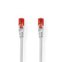 Zwei Ethernet-Kabel mit roten Anschlüssen vor einem weißen Hintergrund.