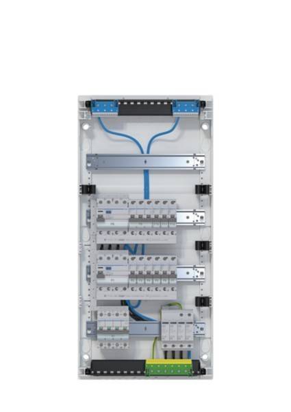 Elektrisches Verteilerpanel mit Schutzschaltern, Verdrahtung und Anschlussleisten, die in einem Metallgehäuse montiert sind.