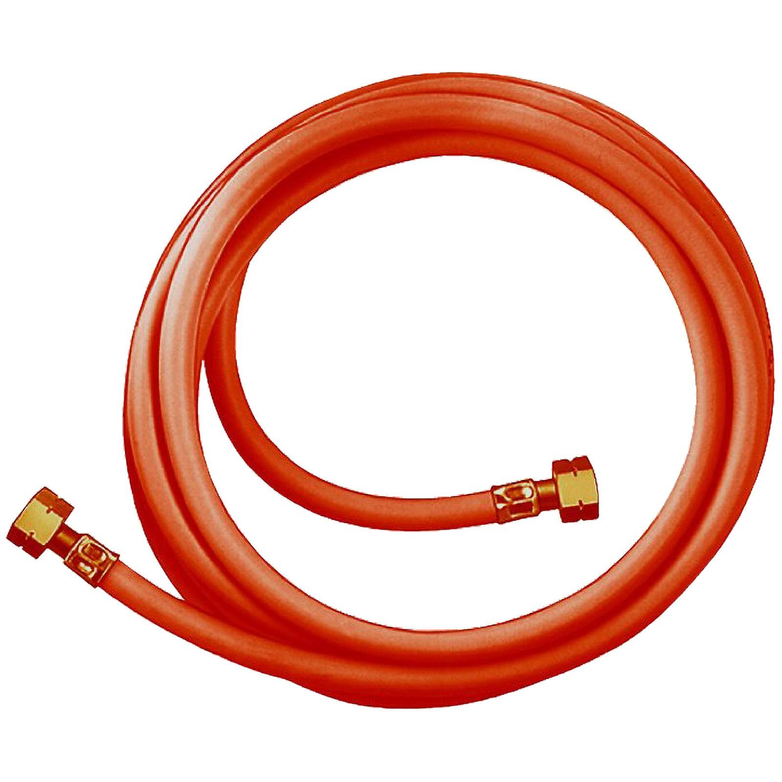 Ein orangefarbener Gummischlauch, der ordentlich gewickelt ist und an beiden Enden mit Metallverbindern versehen, geeignet für Gas- oder Wasseranschlüsse.