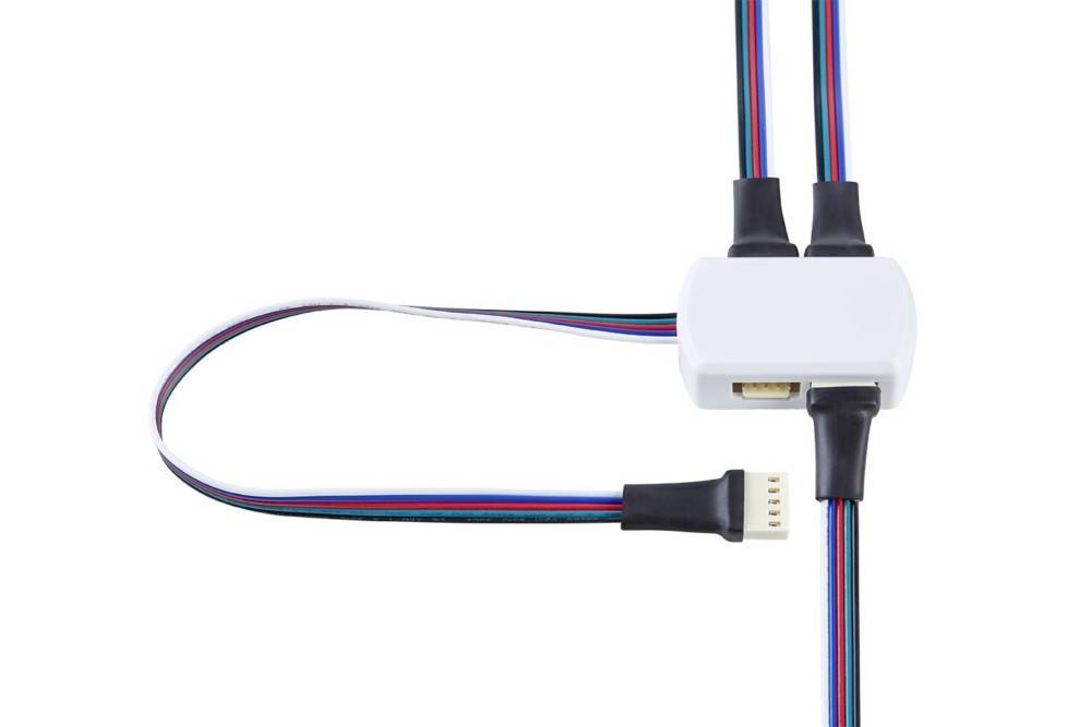 Ein weißes elektrisches Verbindungsgehäuse, das mehrfarbige Kabel im rechten Winkel verbindet und zeigt, wie Drähte in einer sauberen Anordnung organisiert sind.