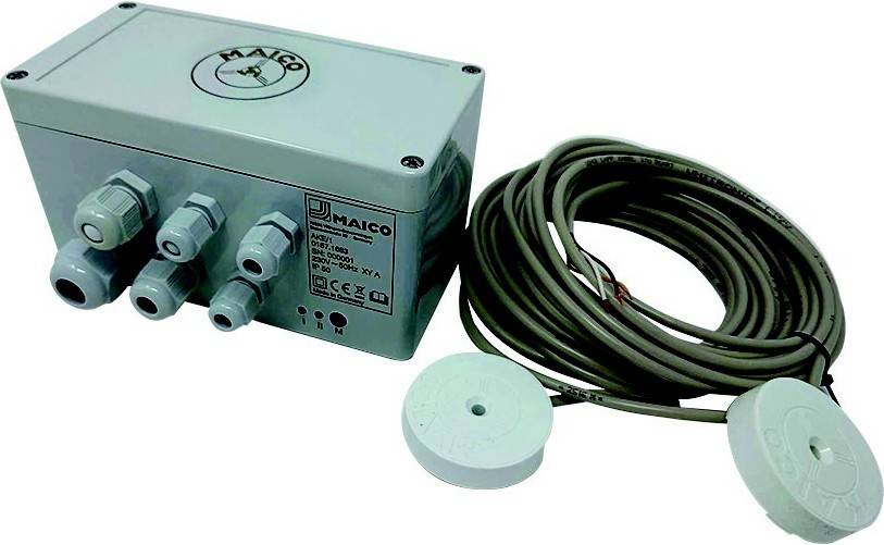 Outdoor-Elektroverteilungskasten mit drei Kabeldurchführungen, angebrachtem aufgewickeltem Kabel und zwei runden Sensor-/Scheibeneinheiten auf weißem Hintergrund.