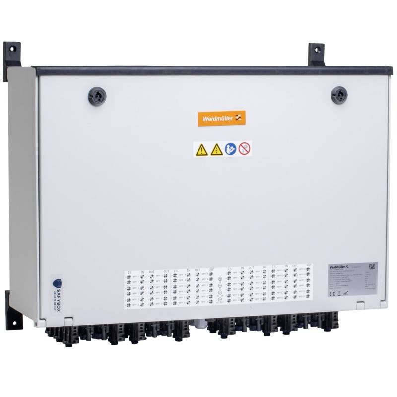 Eine weiße Weidmüller Elektroverteilerdose mit mehreren Kabeln am unteren Ende, an einer Wand montiert. Warnhinweise sind auf der Vorderseite angebracht.