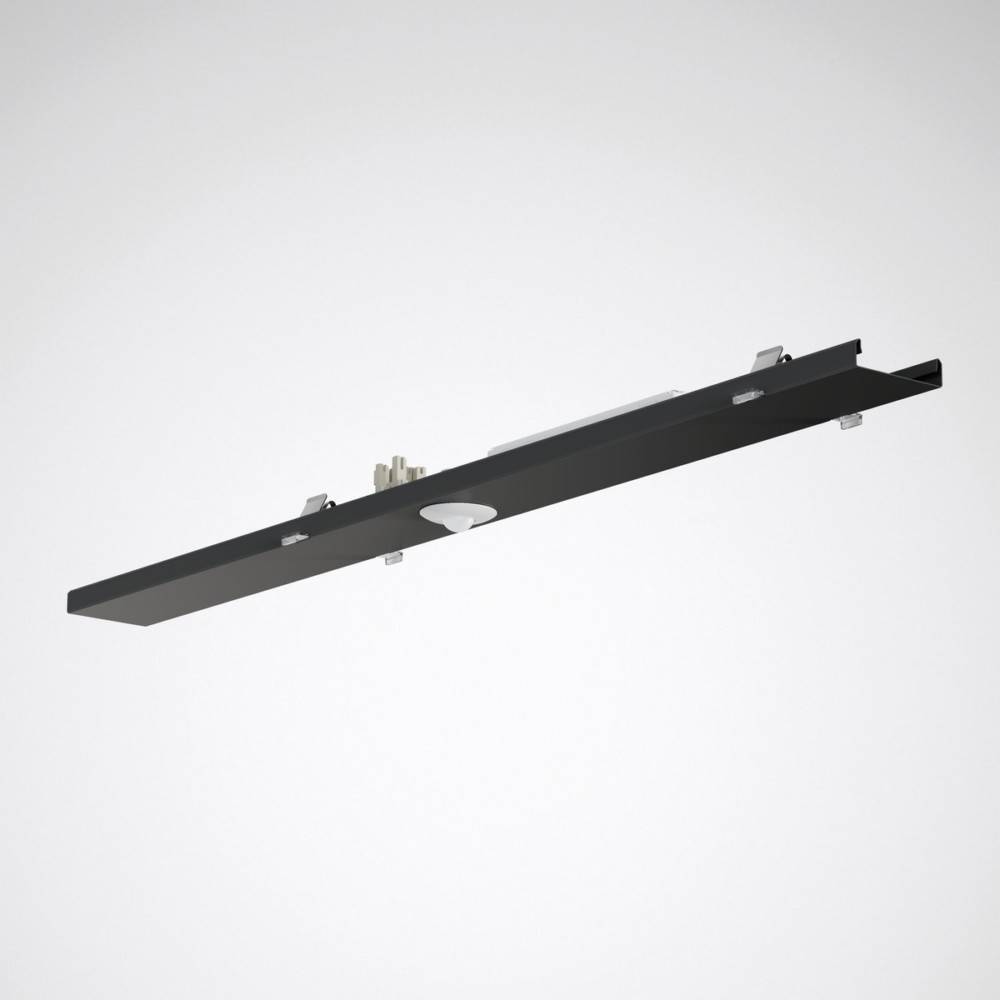 Ein rechteckiges, schwarzes LED-Paneel-Licht mit minimalistischem Design, montiert auf einer schlichten weißen Oberfläche, von unten betrachtet.