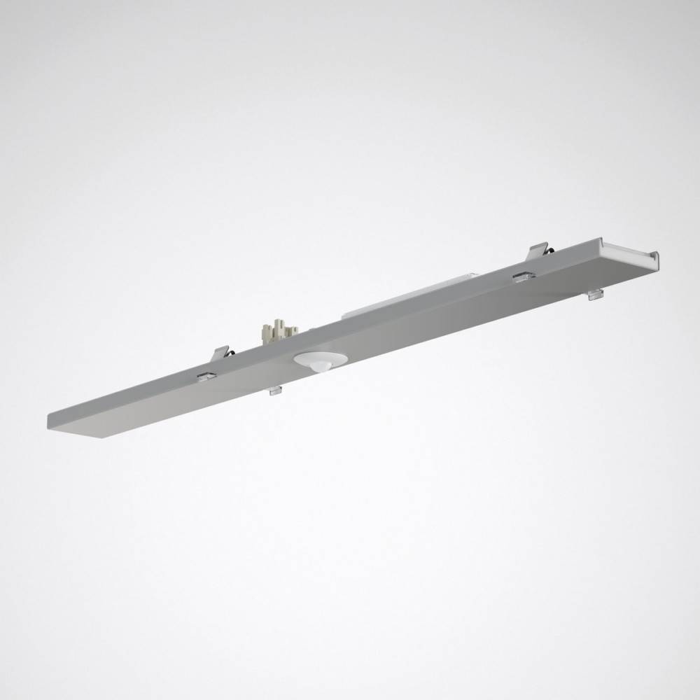 Eine lange, rechteckige LED-Deckenleuchte in Silberfarbe wird vor einem schlichten weißen Hintergrund aufgehängt.