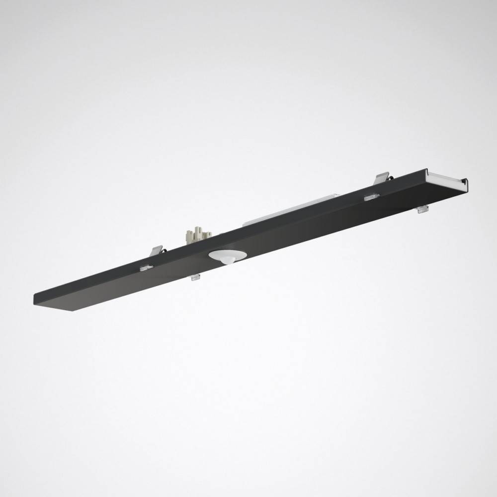 Eine schlanke, rechteckige LED-Deckenleuchte mit modernem Design, die einen schwarzen Lack und minimalistischen Stil aufweist und an einer weißen Decke montiert ist.