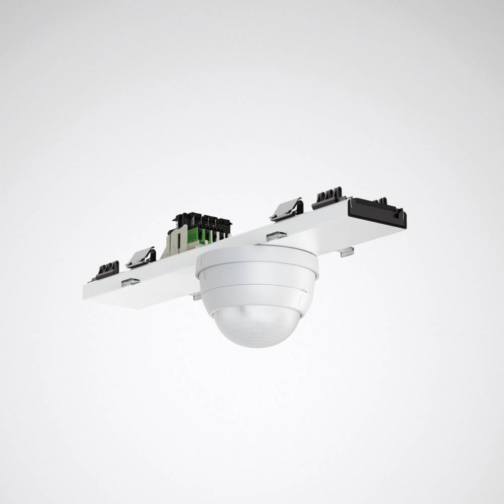 Das Bild zeigt eine an der Decke montierte Sicherheitskamera mit einer kuppelförmigen Abdeckung, die an einem Montagebügel mit elektronischen Komponenten befestigt ist.